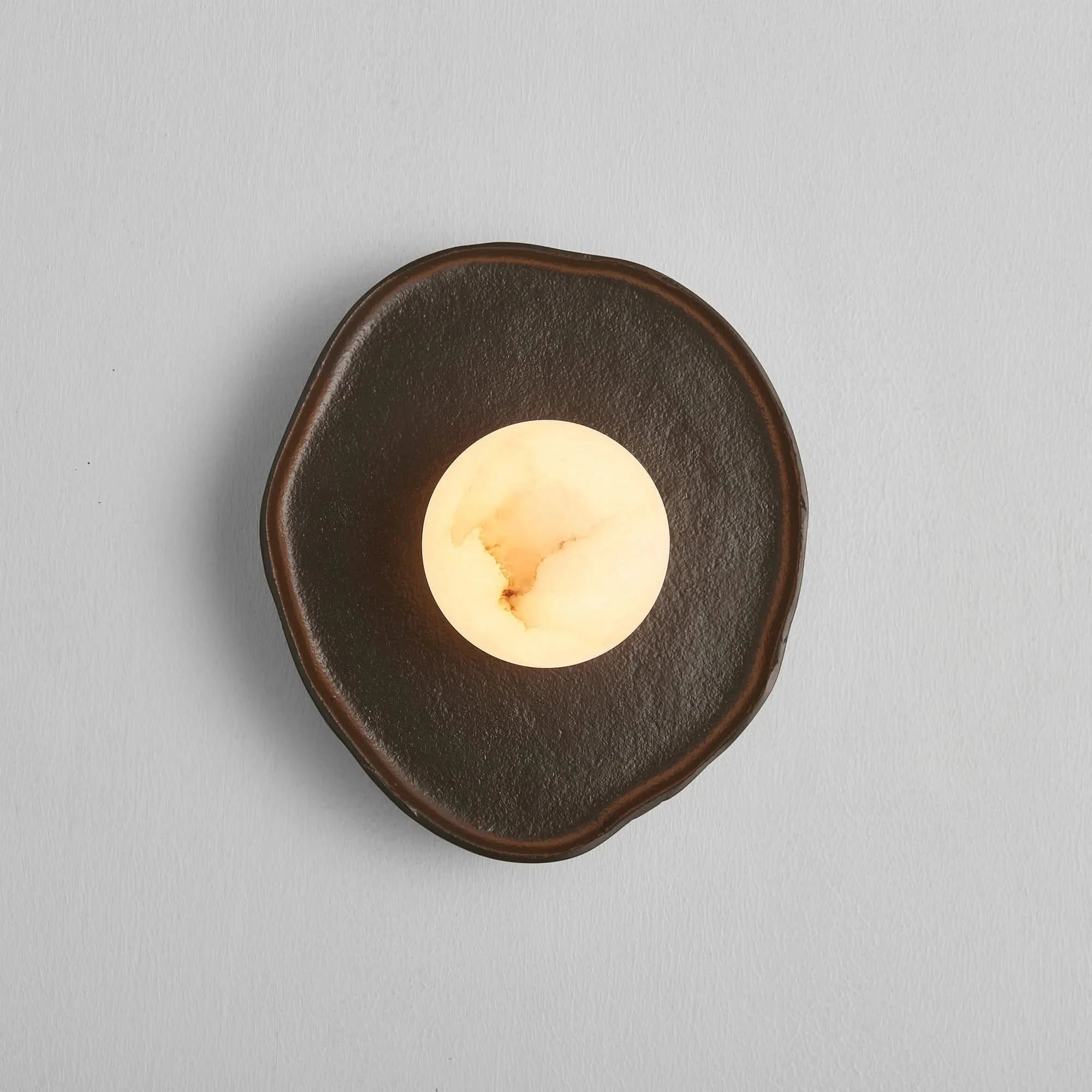 The Grand Collection Wandleuchte Jules – Aluminium | Alabaster | Bronze &amp; Weiß Wandlampe The Grand Collection