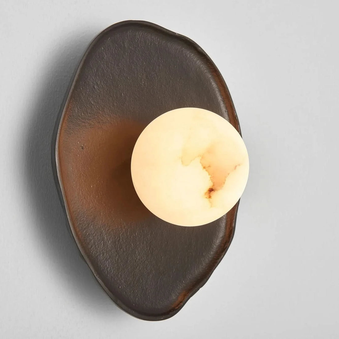 The Grand Collection Wandleuchte Jules – Aluminium | Alabaster | Bronze &amp; Weiß Wandlampe The Grand Collection