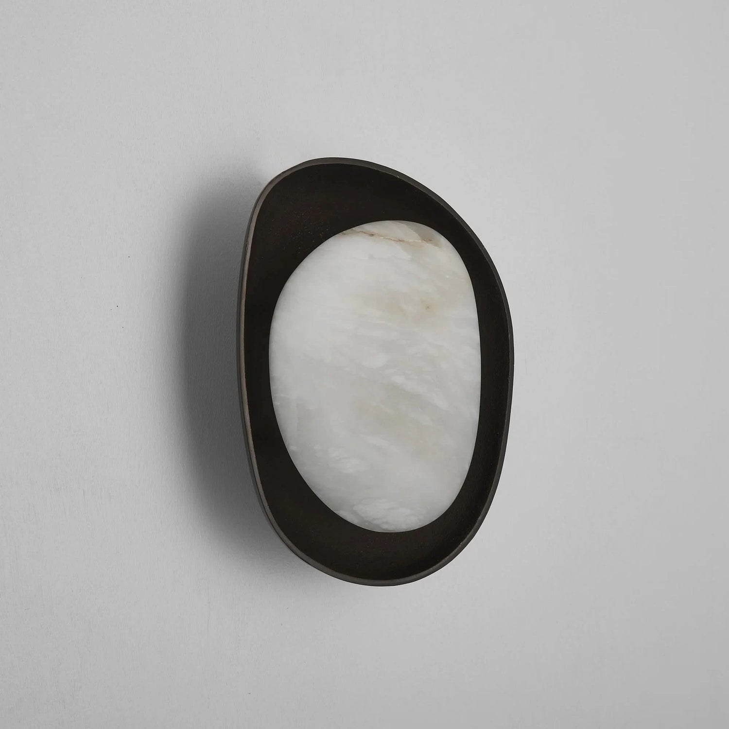 The Grand Collection Wandleuchte Cadey – Aluminium | Alabaster | Bronze oder Weiß Wandlampe The Grand Collection