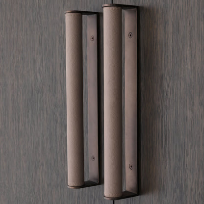 Eichholtz Barschrank Harrison – Mocha Eichenfurnier | Mittelbronze-Finish | Griffe in grauer Lederoptik Barschrank Eichholtz