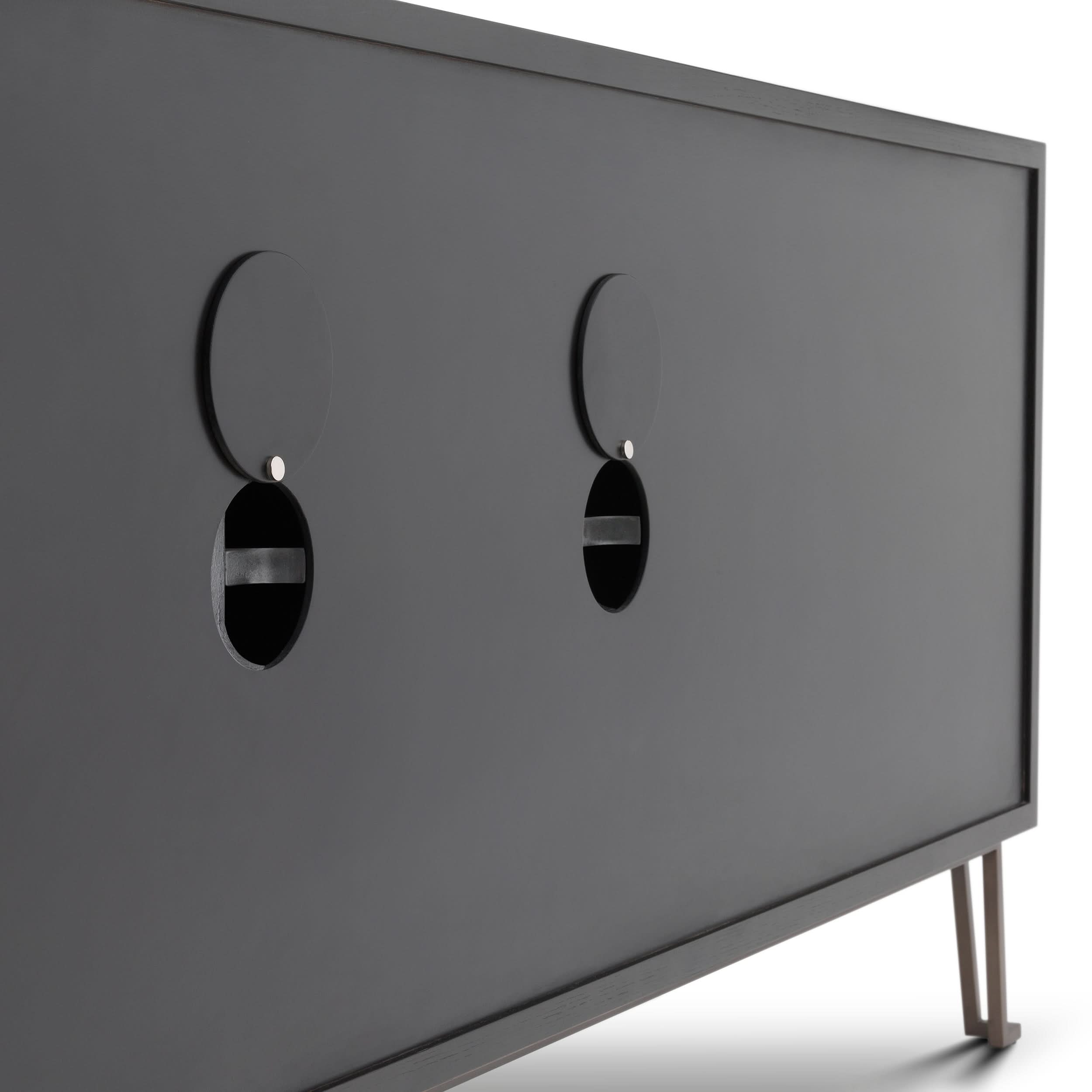 Eichholtz Kommode Highland – Eichenfurnier Anthrazitgrau | Bronze-Finish Sideboard Eichholtz