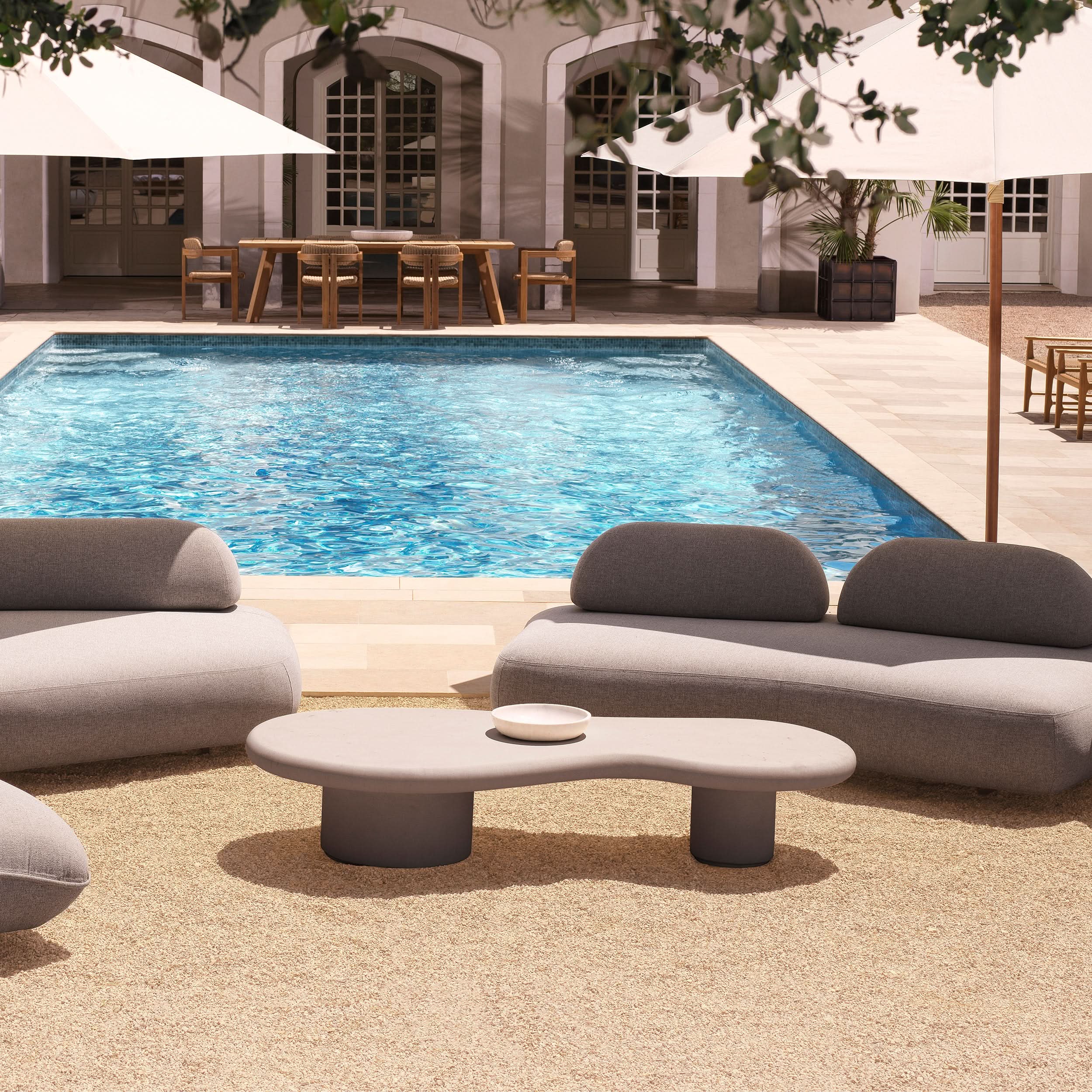 Eichholtz Outdoor Couchtisch Erato – GFRC Grau | Organische Form | Indoor &amp; Outdoor Outdoor Couchtisch asymetrisch Eichholtz