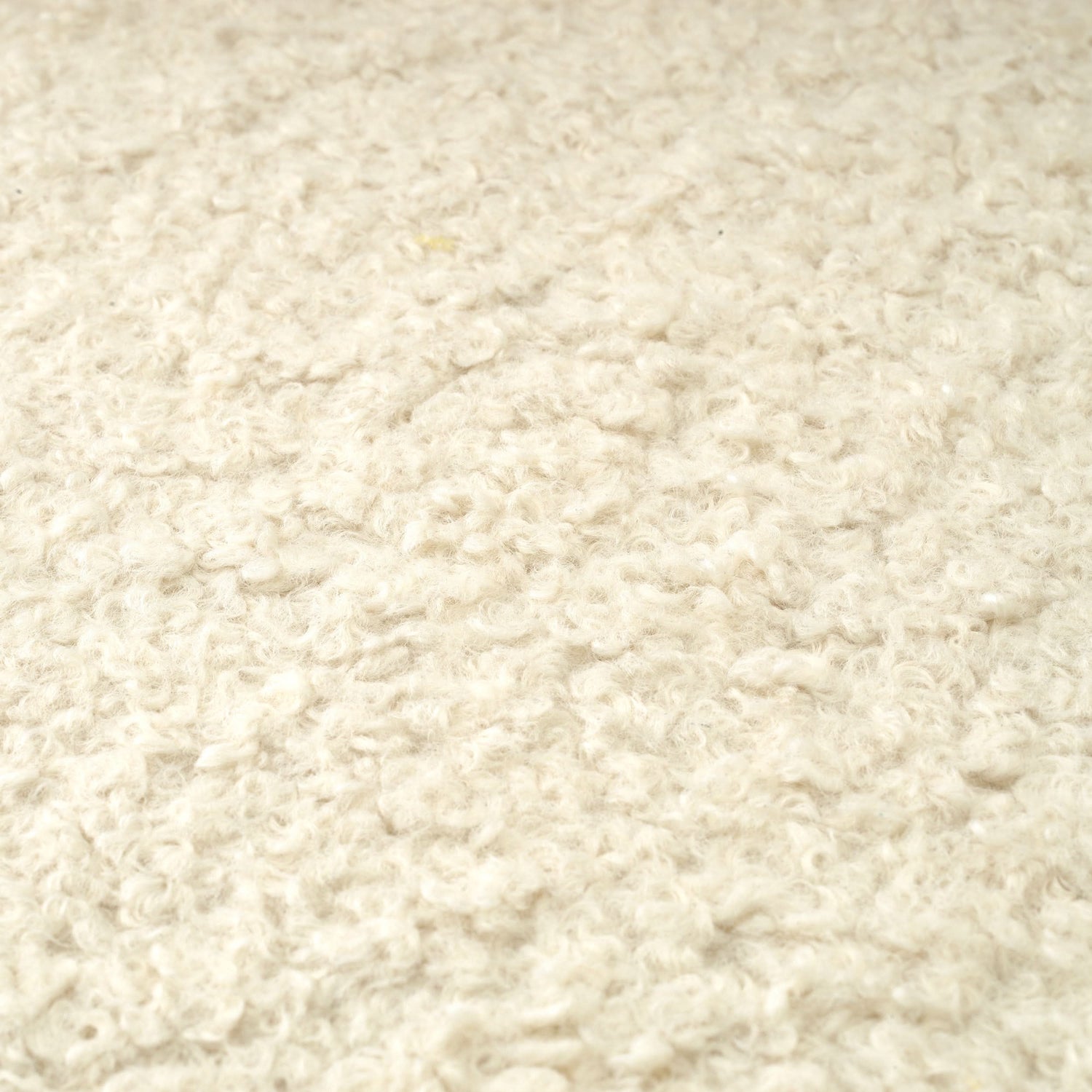 Eichholtz Sessel Thompson – Faux Shearling | Gebürstetes Messing | Skulpturale Form Polstersessel Eichholtz