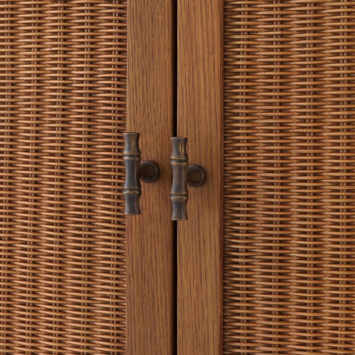 Eichholtz Bar Cabinet Borchard - Caramel Oak Veneer | Woven Rattan | Bronze Finish Barschrank Eichholtz