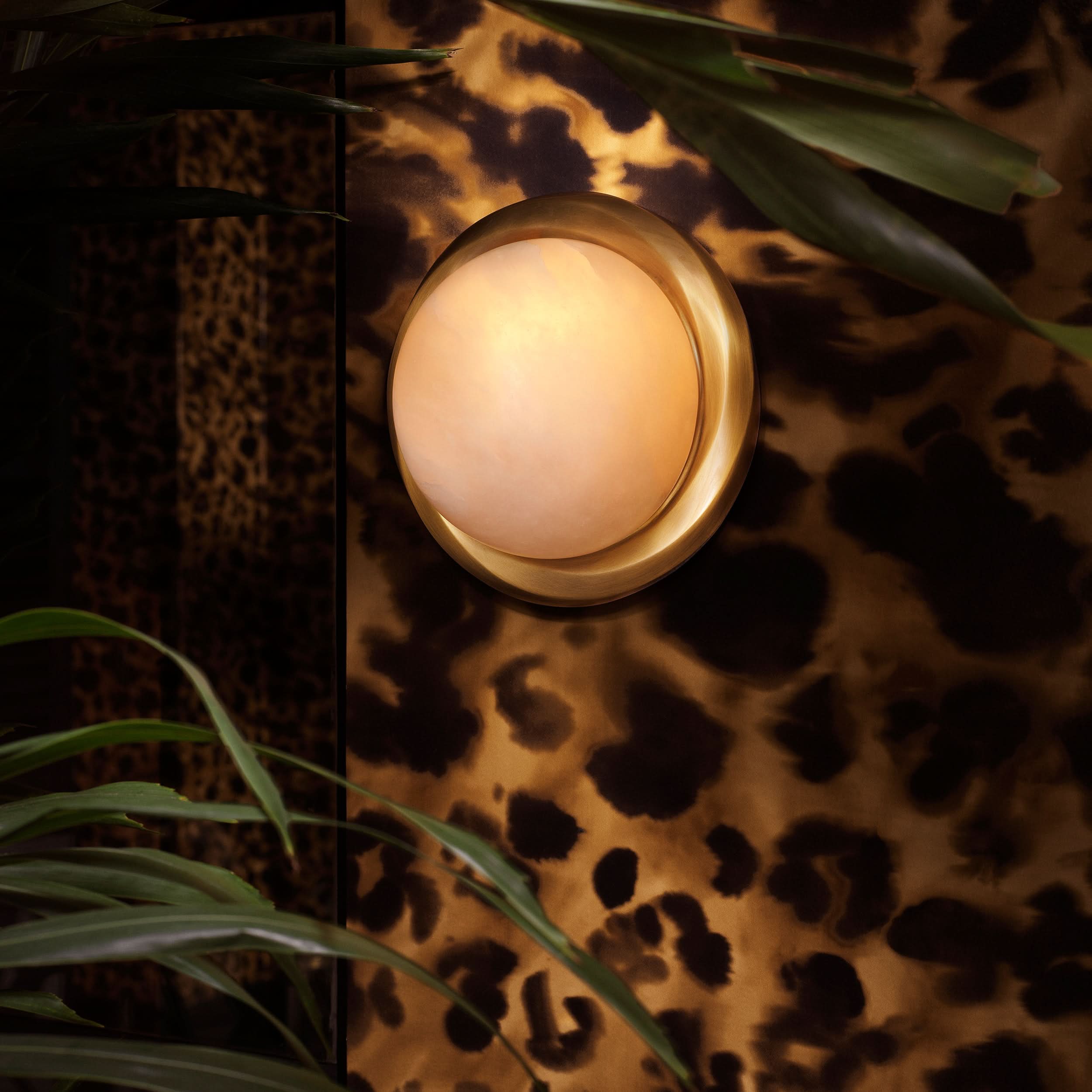 Eichholtz Wandleuchte Vigo – Antik-Messing-Finish | Alabaster Wandlampe Eichholtz