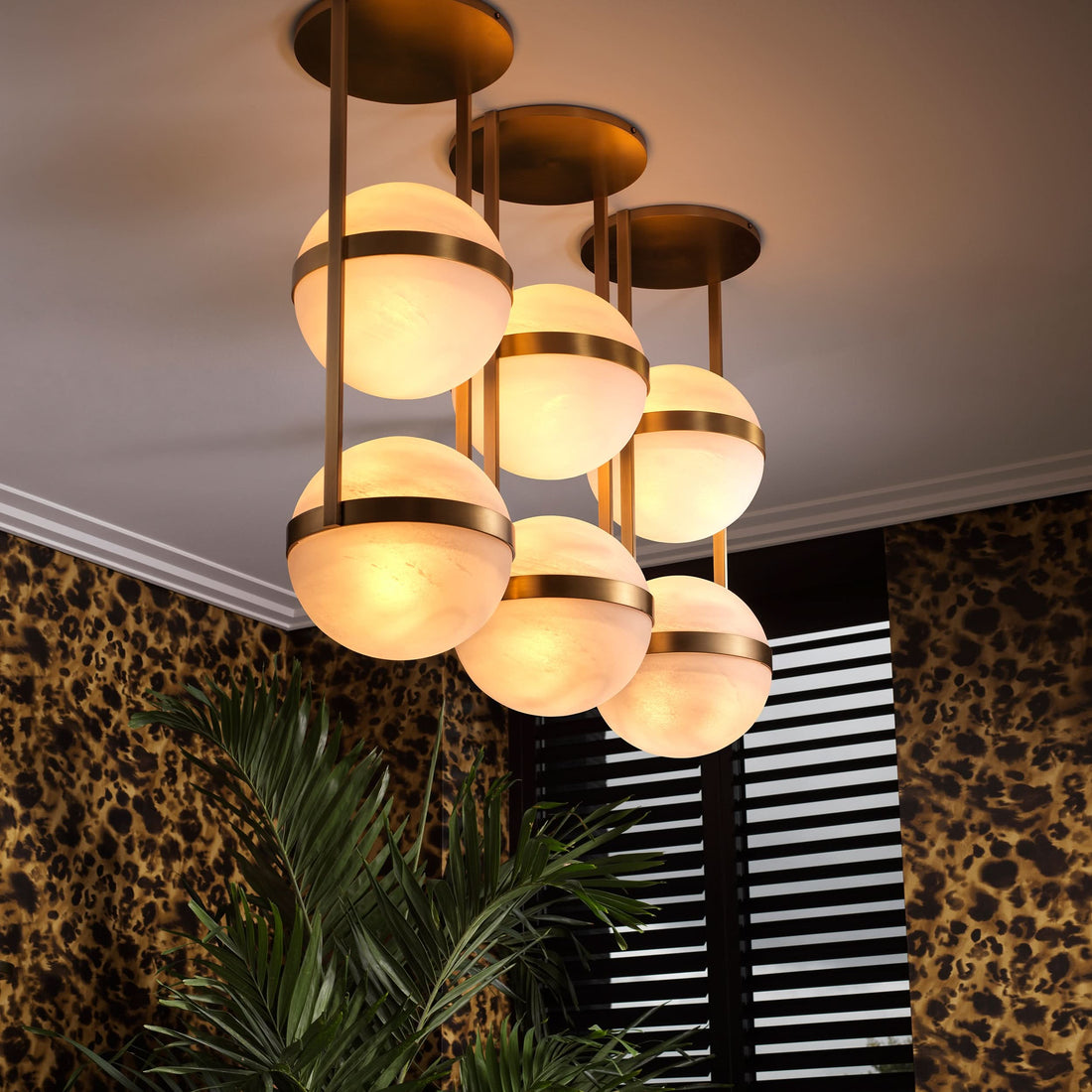 Eichholtz Deckenleuchte Dover – Antikmessing-Finish | Weißes Glas Deckenlampe Eichholtz