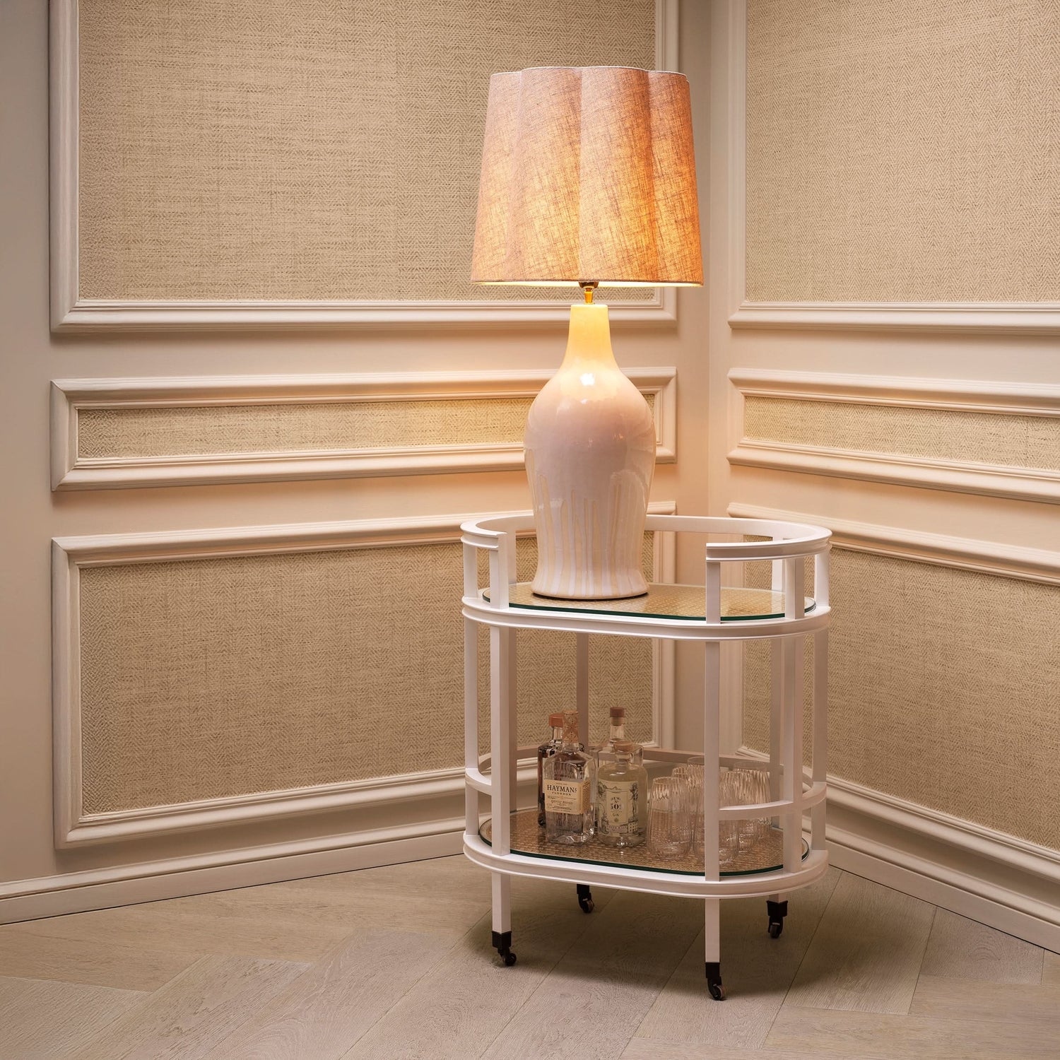 Eichholtz Servierwagen Bahamas – Weiß mit Naturgeflecht und Glas Servierwagen Eichholtz