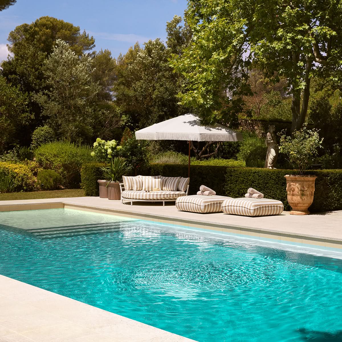 Eichholtz Outdoor Bed Laguno – Matte White | Florent Beige Outdoor Daybed Eichholtz