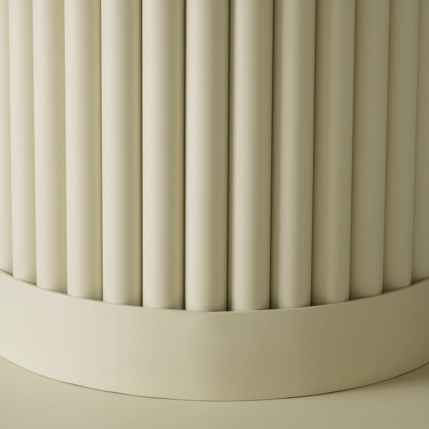 Eichholtz Outdoor Couchtisch Volterra Round – Sand Finish | Cream Ceramic Top Outdoor Couchtisch rund Eichholtz