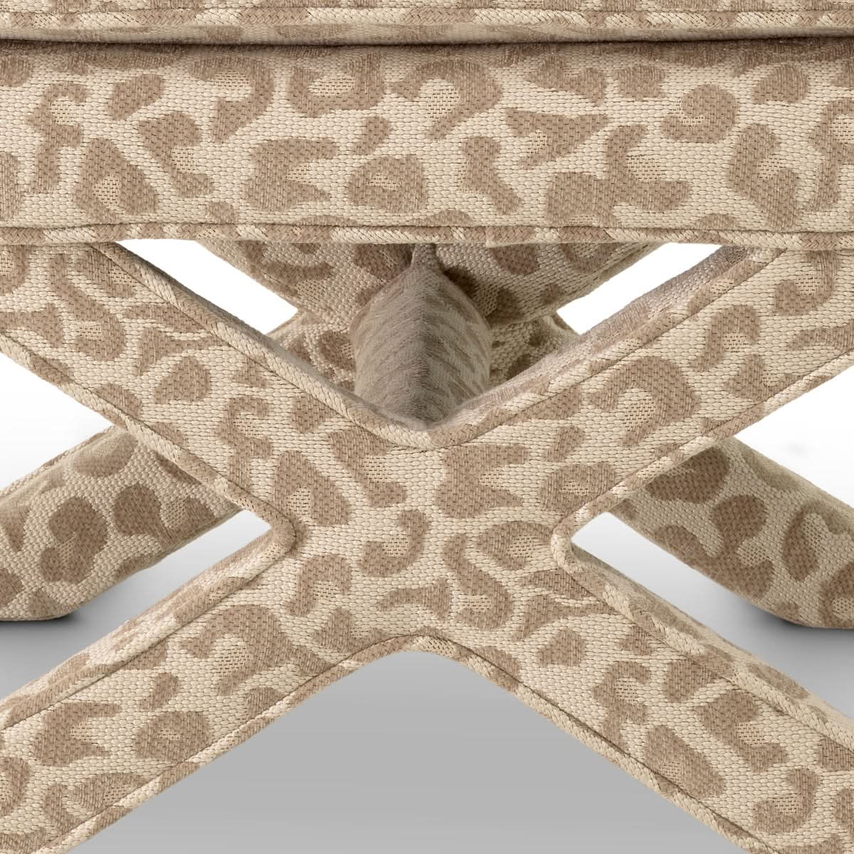 Eichholtz Hocker Cordoba – Harley Leopard Beige Polsterhocker Eichholtz