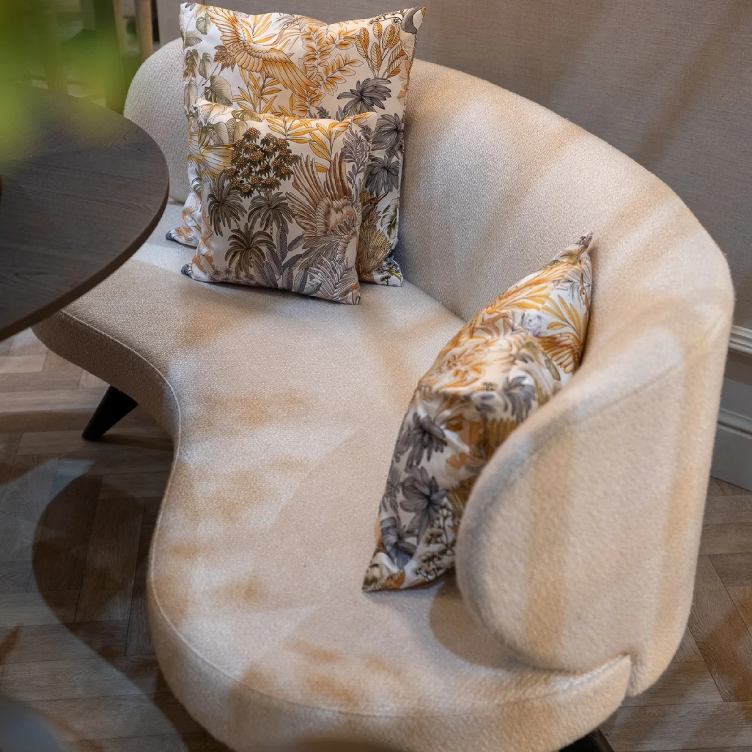 The Grand Collection Esssofa Ricardo Curved – Weiß-Beiger Stoff | Geschwungene Form Esssofa The Grand Collection