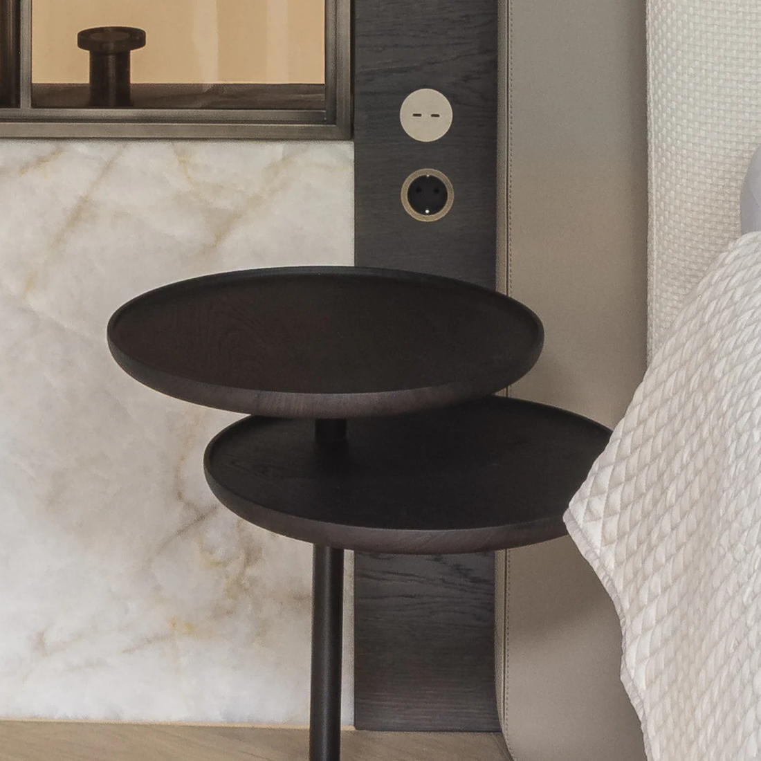 The Grand CHLOE Beistelltisch – Massivholz Eiche | Bronze Beistelltisch rund The Grand Collection