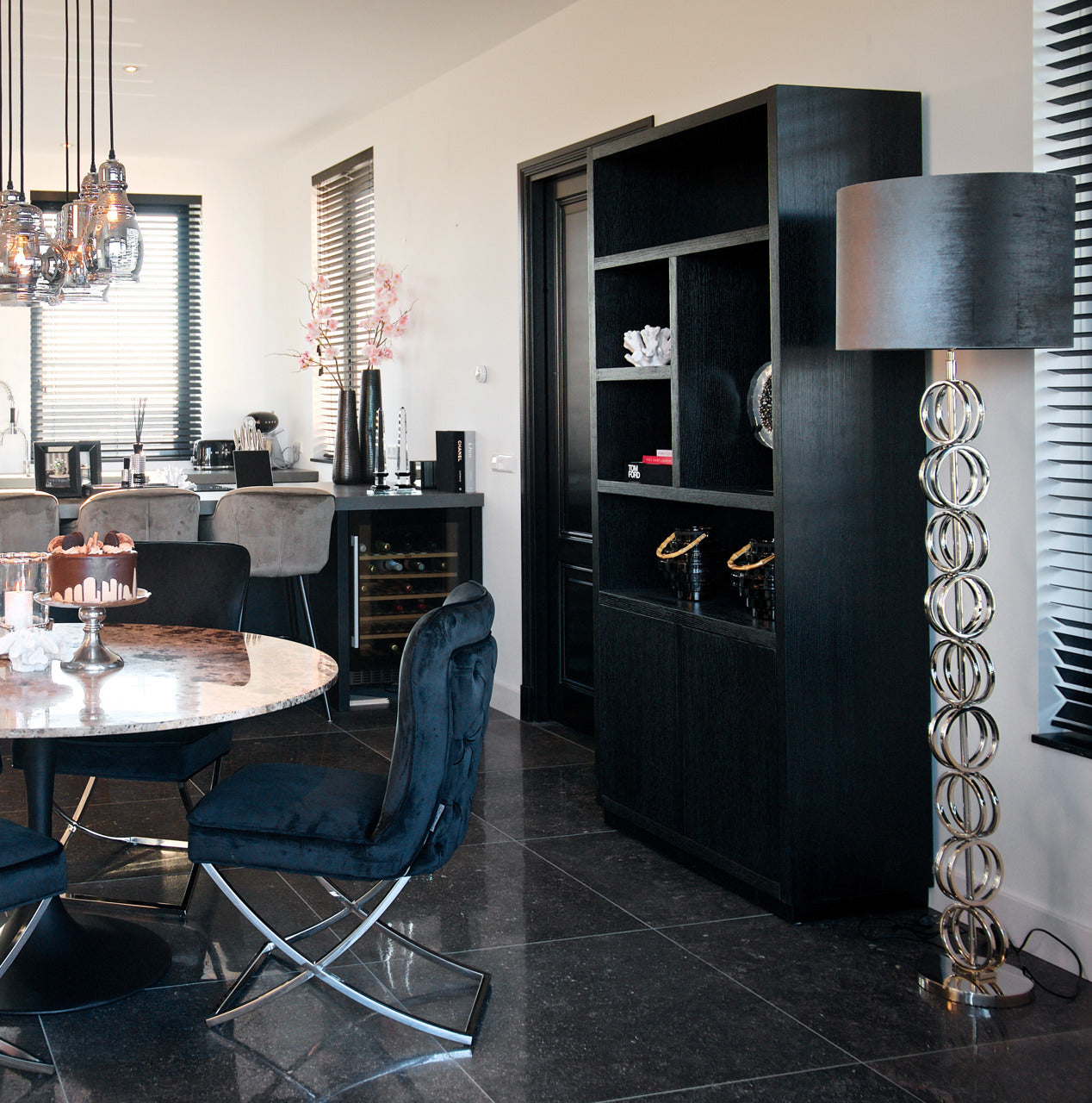 Richmond Interiors Bücherkiste Oakura 2-türig schwarz Bücherregal Richmond Interiors