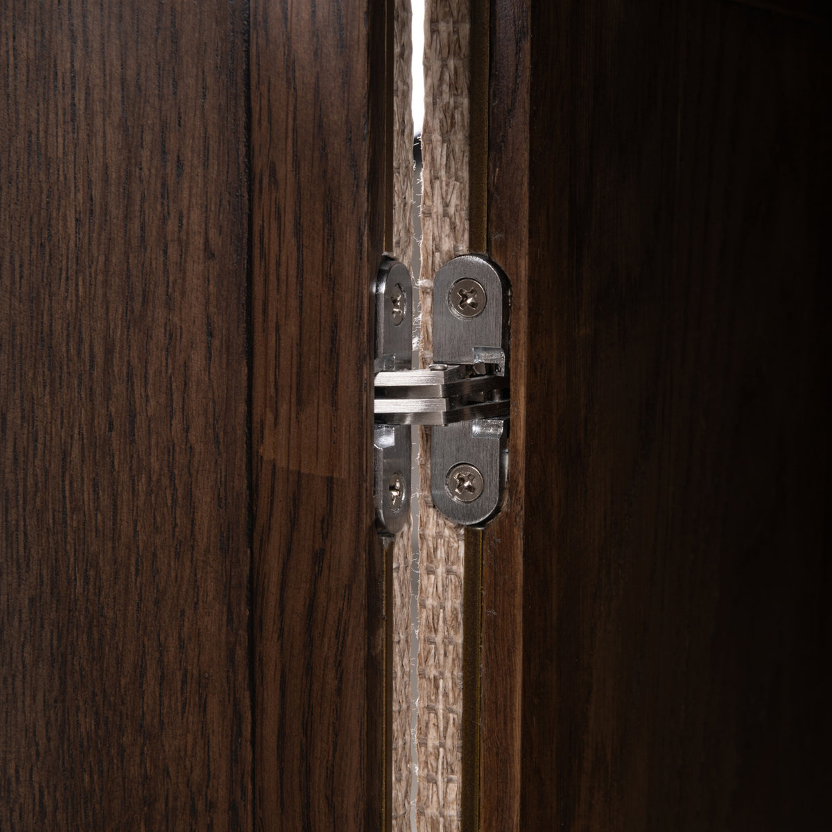 Kredens Richmond Interiors Willox beżowy 4-drzwiowy