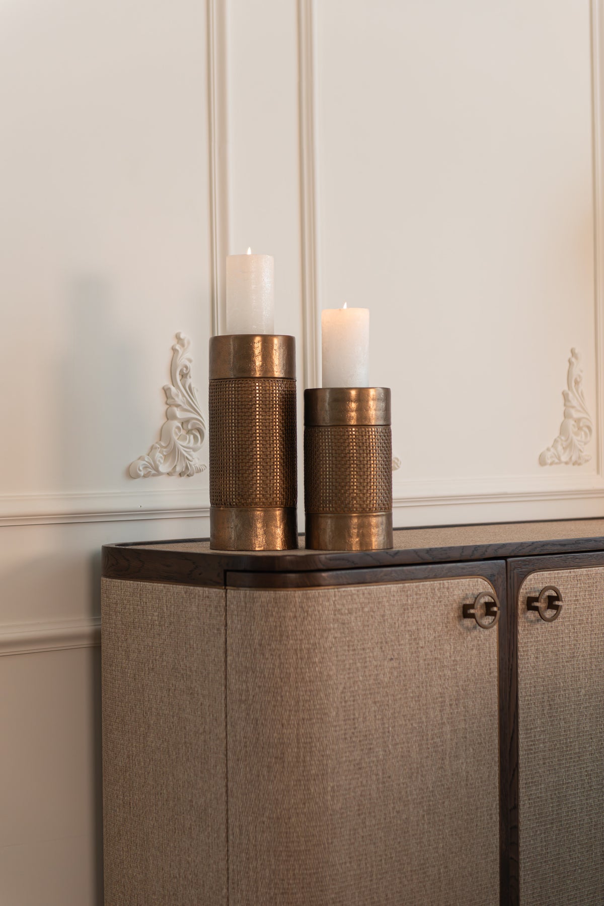 Kredens Richmond Interiors Willox beżowy 4-drzwiowy