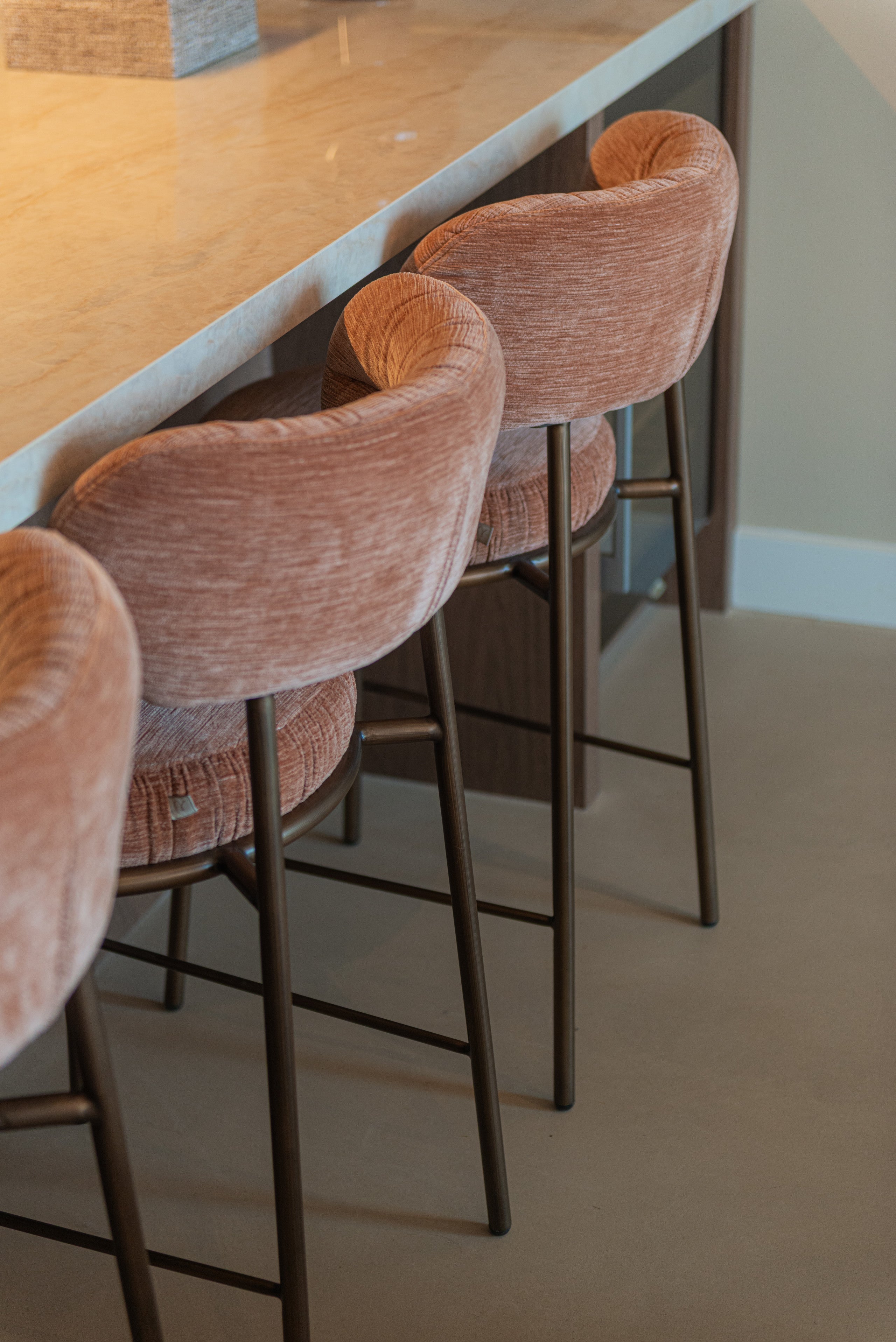 Richmond Interiors Thekenstuhl Encanto Be straight mocha mousse Thekenstuhl Richmond Interiors