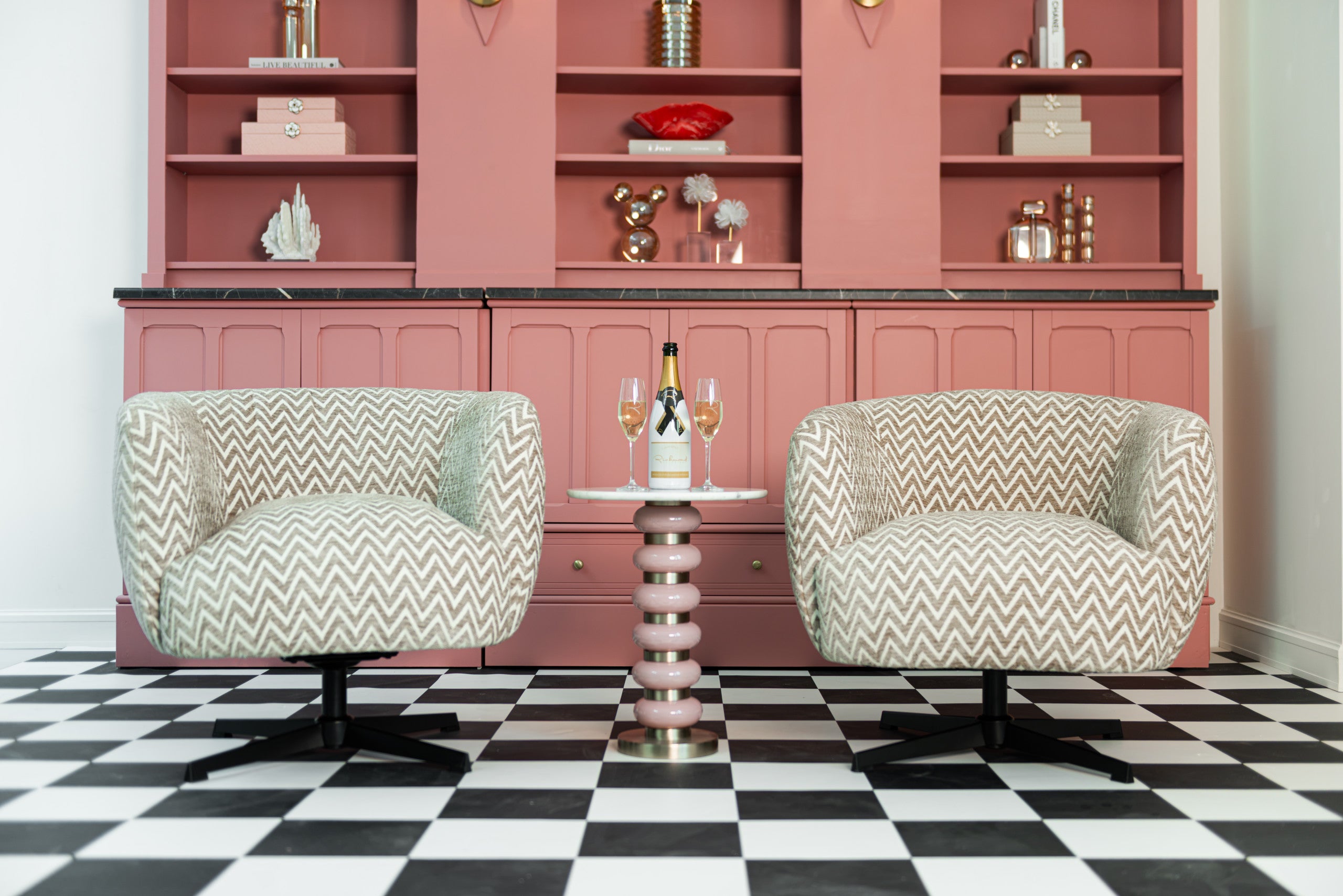 Richmond Interiors Lounge Stuhl Estelle sand chevron swivel Richmond Interiors