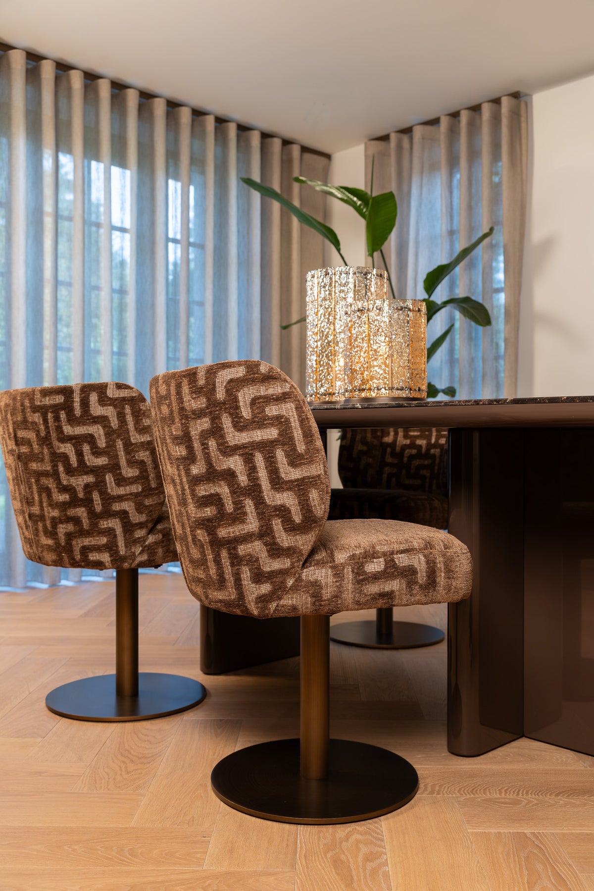 Richmond Interiors Esszimmerstuhl Fiona brown labyrinth swivel Richmond Interiors