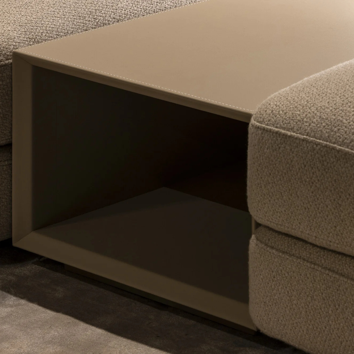 The Grand Collection MASSIMO Midside Table – Caramel Leather Beistelltisch eckig The Grand Collection