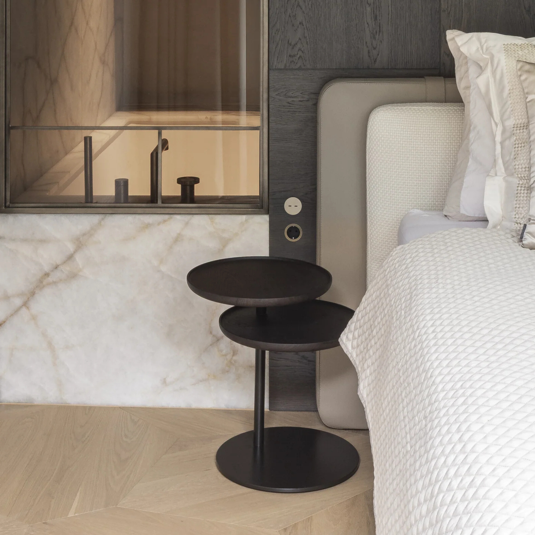 The Grand CHLOE Beistelltisch – Massivholz Eiche | Bronze Beistelltisch rund The Grand Collection