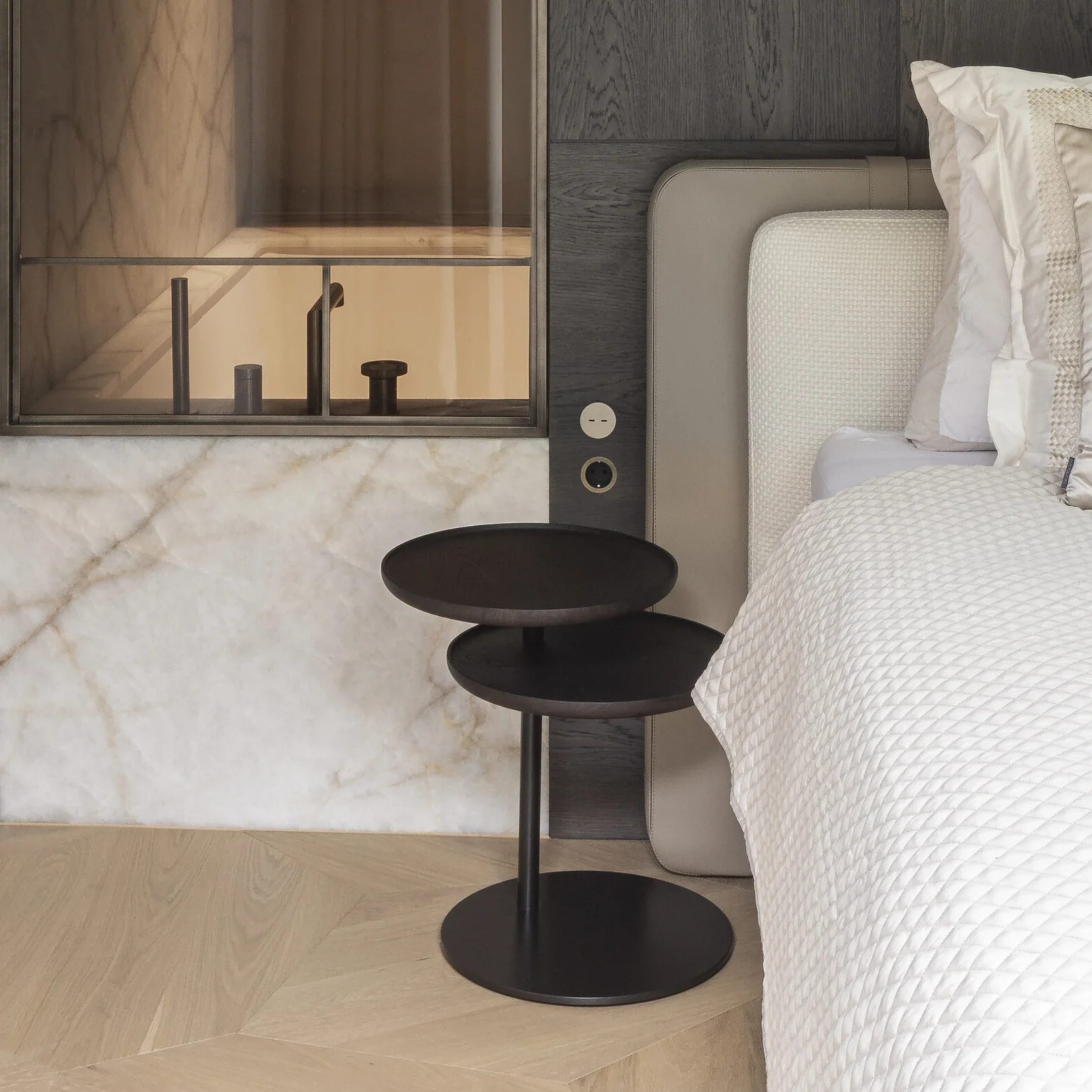 The Grand CHLOE Beistelltisch – Massivholz Eiche | Bronze Beistelltisch rund The Grand Collection