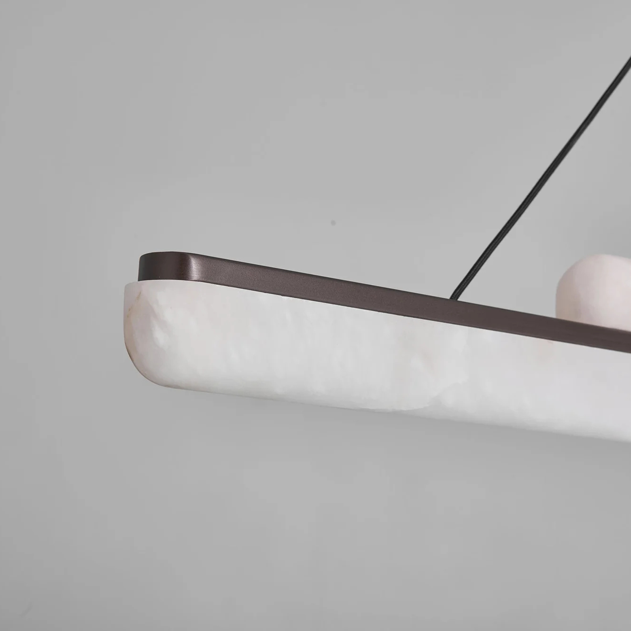 The Grand Collection Kronleuchter Loro – Bronze-Finish | Alabaster | Linear &amp; Elegant Pendelleuchte The Grand Collection
