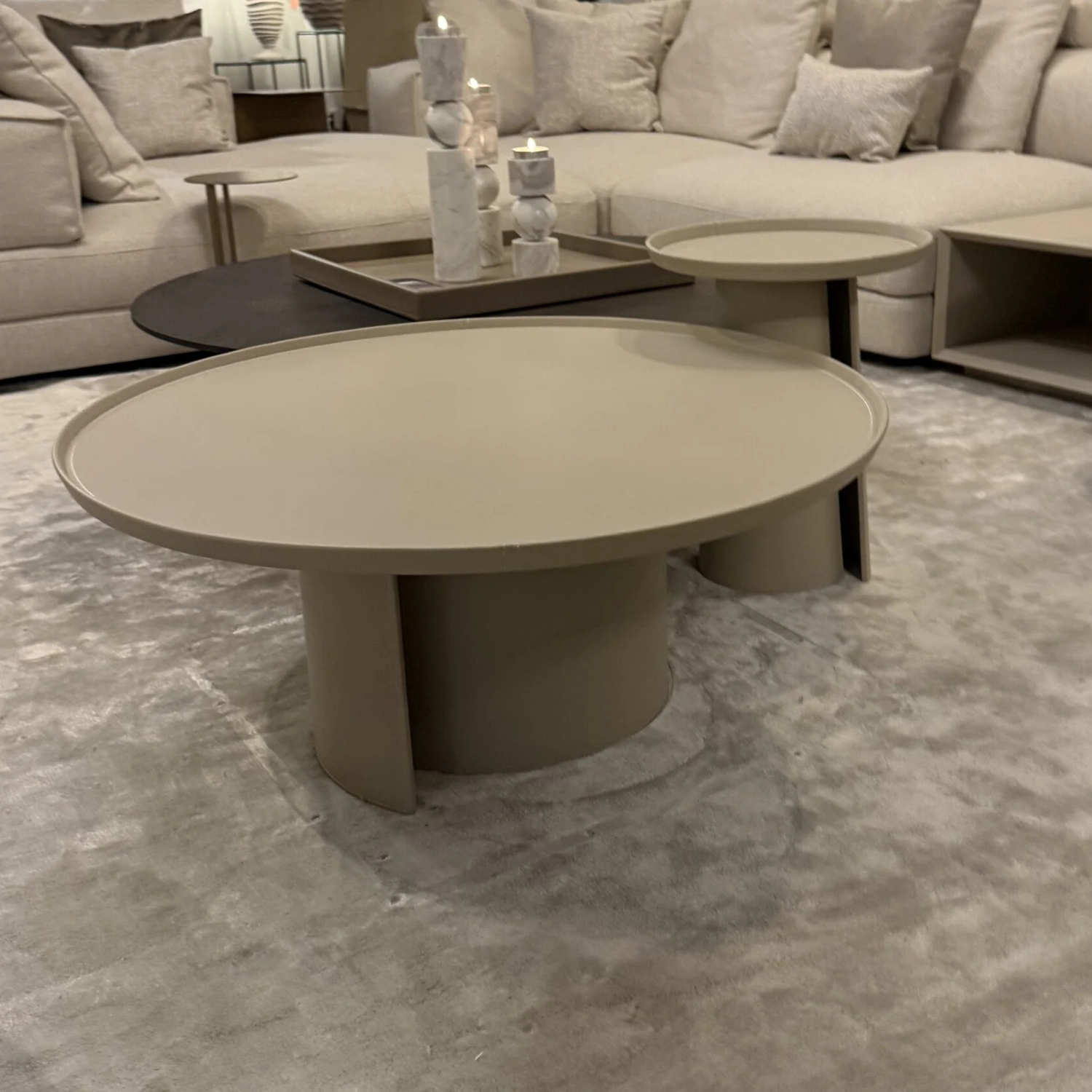 The Grand BELLAGIO Couchtisch Leder rund – Craie / Greige Couchtisch rund The Grand Collection