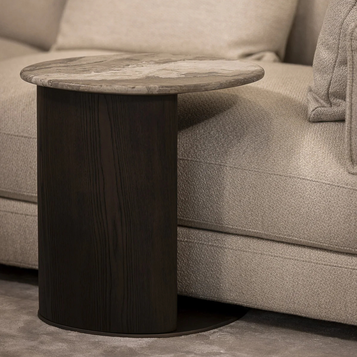 The Grand Collection ESMEE Beistelltisch – Marmor und Bronze Sofatisch The Grand Collection