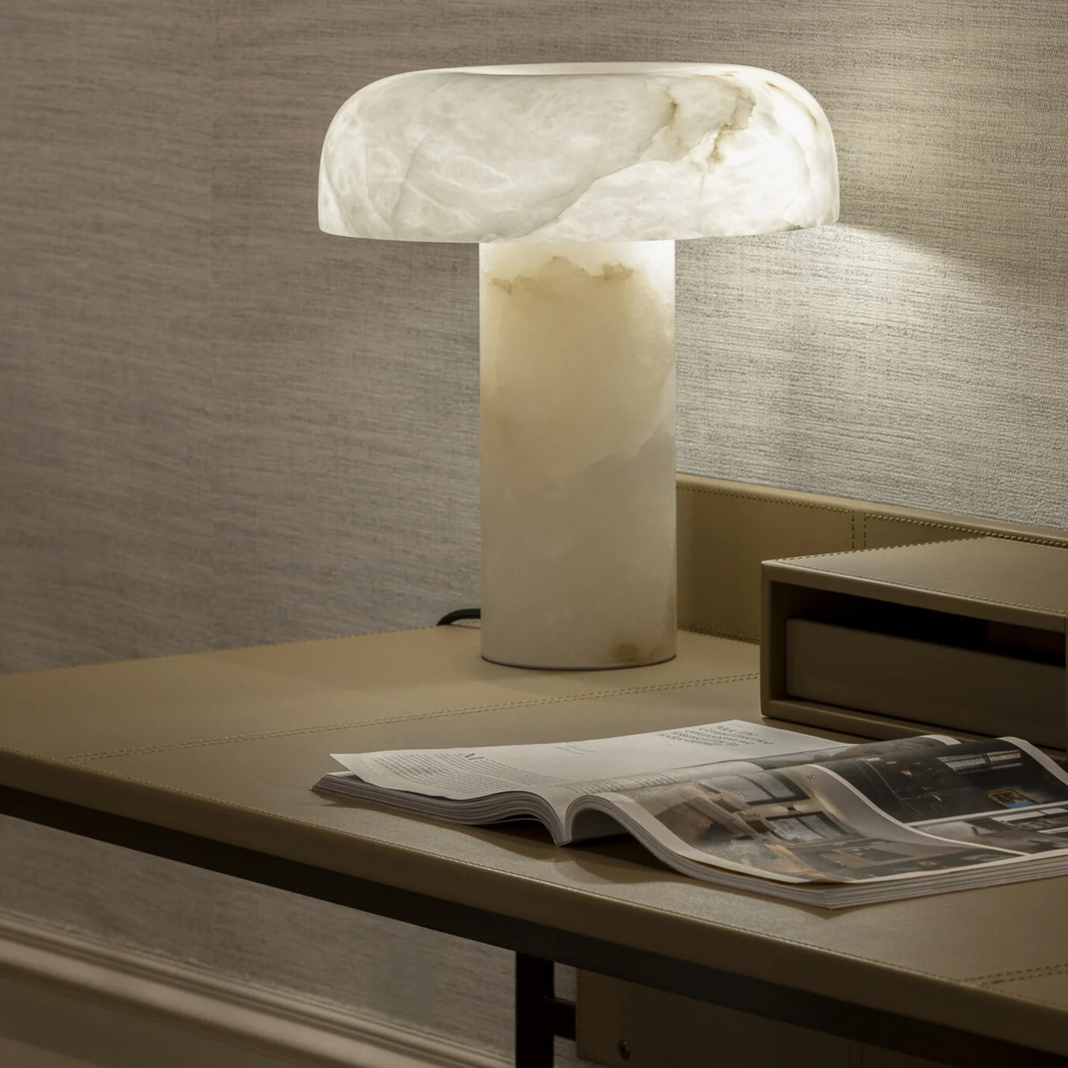 The Grand VOLTERRA Schreibtisch – Beige | Lederstruktur Schreibtisch The Grand Collection