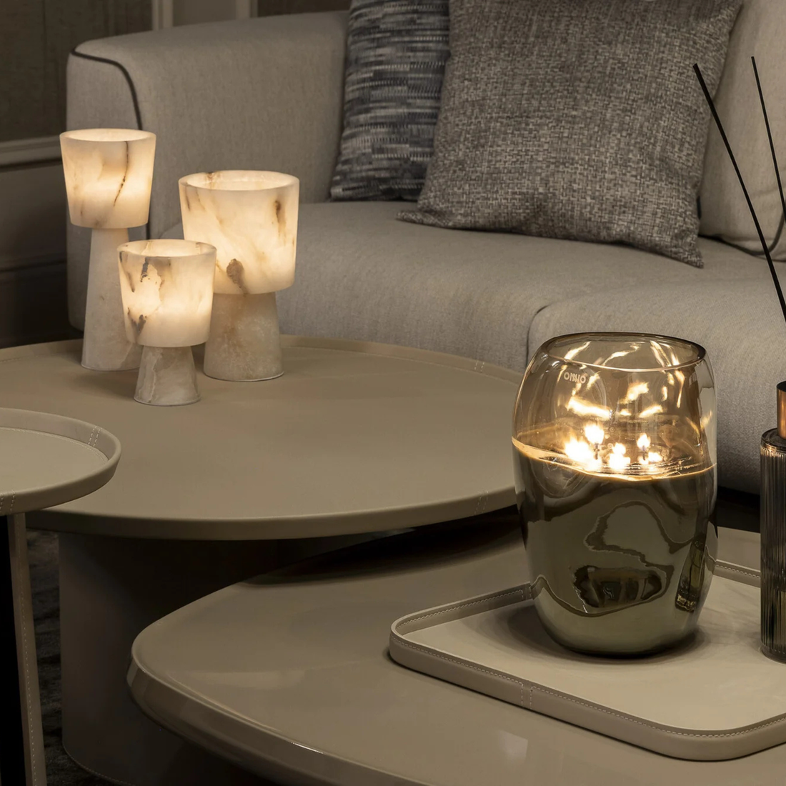 The Grand BELLAGIO Couchtisch Leder rund – Craie / Greige Couchtisch rund The Grand Collection