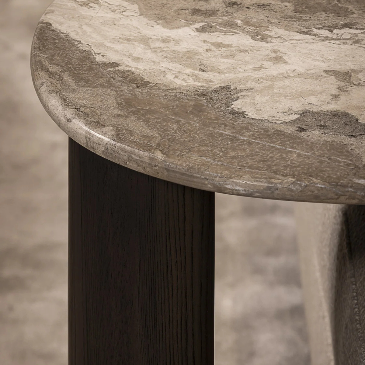 The Grand Collection ESMEE Beistelltisch – Marmor und Bronze Sofatisch The Grand Collection