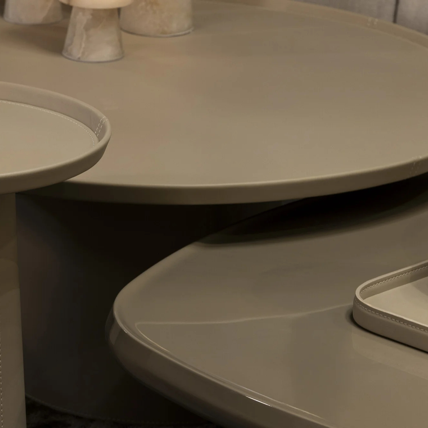 The Grand BELLAGIO Couchtisch Leder rund – Craie / Greige Couchtisch rund The Grand Collection