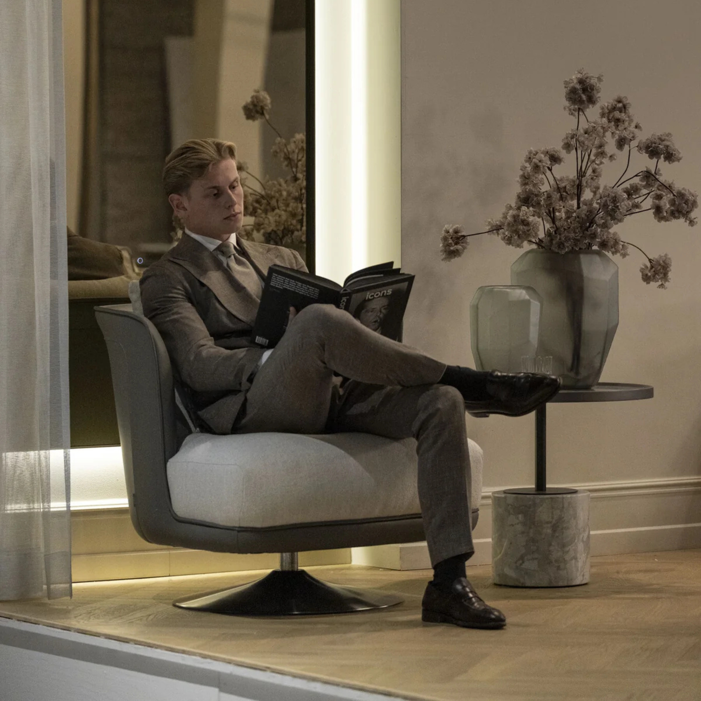 The Grand GREGORIO Drehbarer Loungesessel – Greige | Taupe Grau Drehsessel The Grand Collection