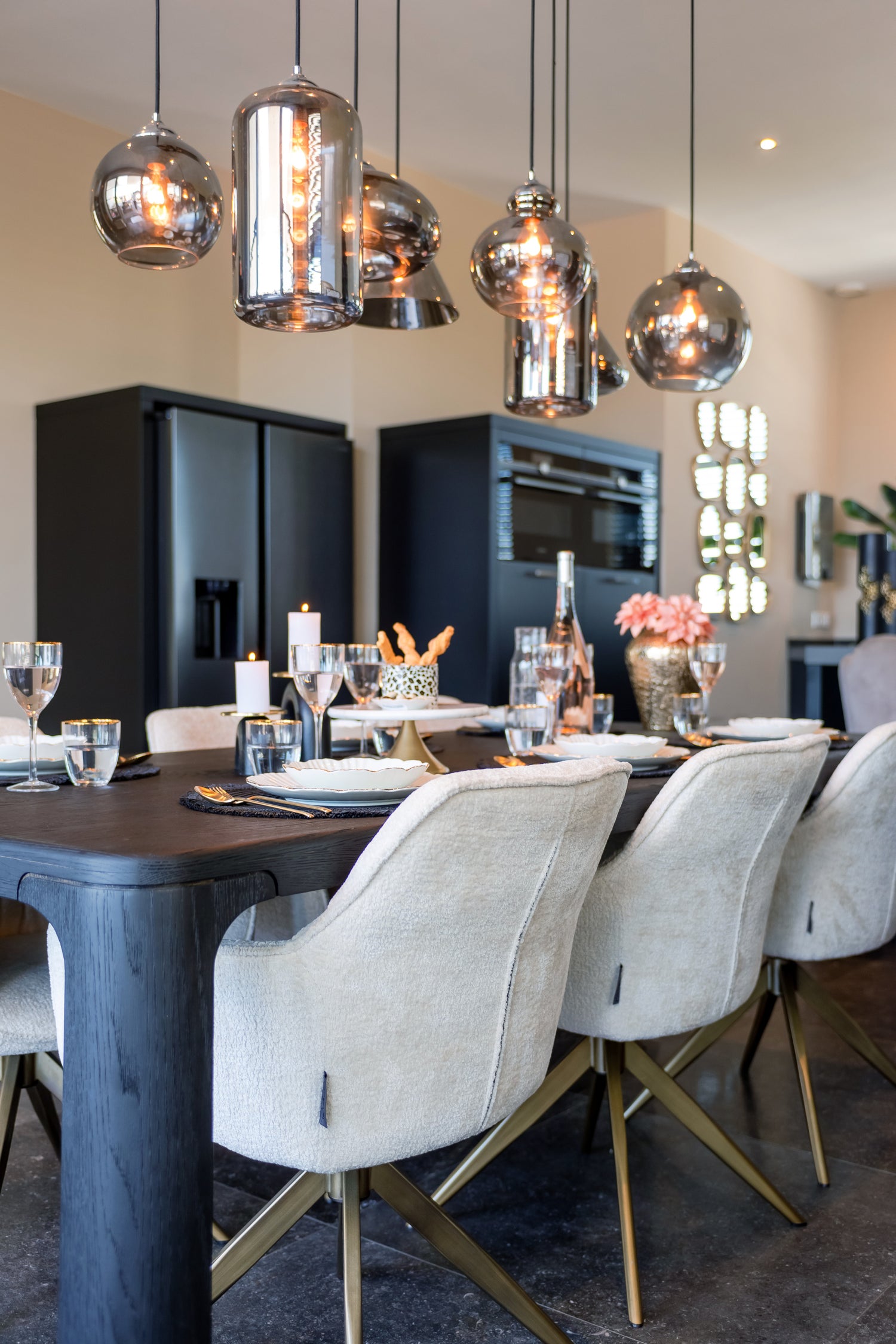 Richmond Interiors Esszimmerstuhl Aline white chenille swivel fire retardant Esszimmerstuhl Richmond Interiors
