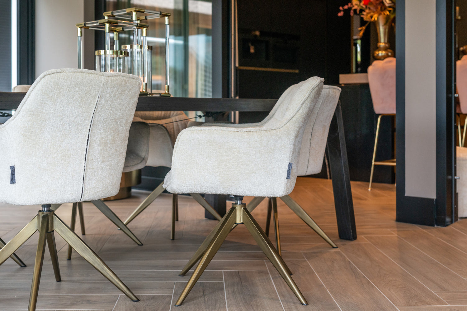 Richmond Interiors Esszimmerstuhl Aline white chenille swivel fire retardant Esszimmerstuhl Richmond Interiors