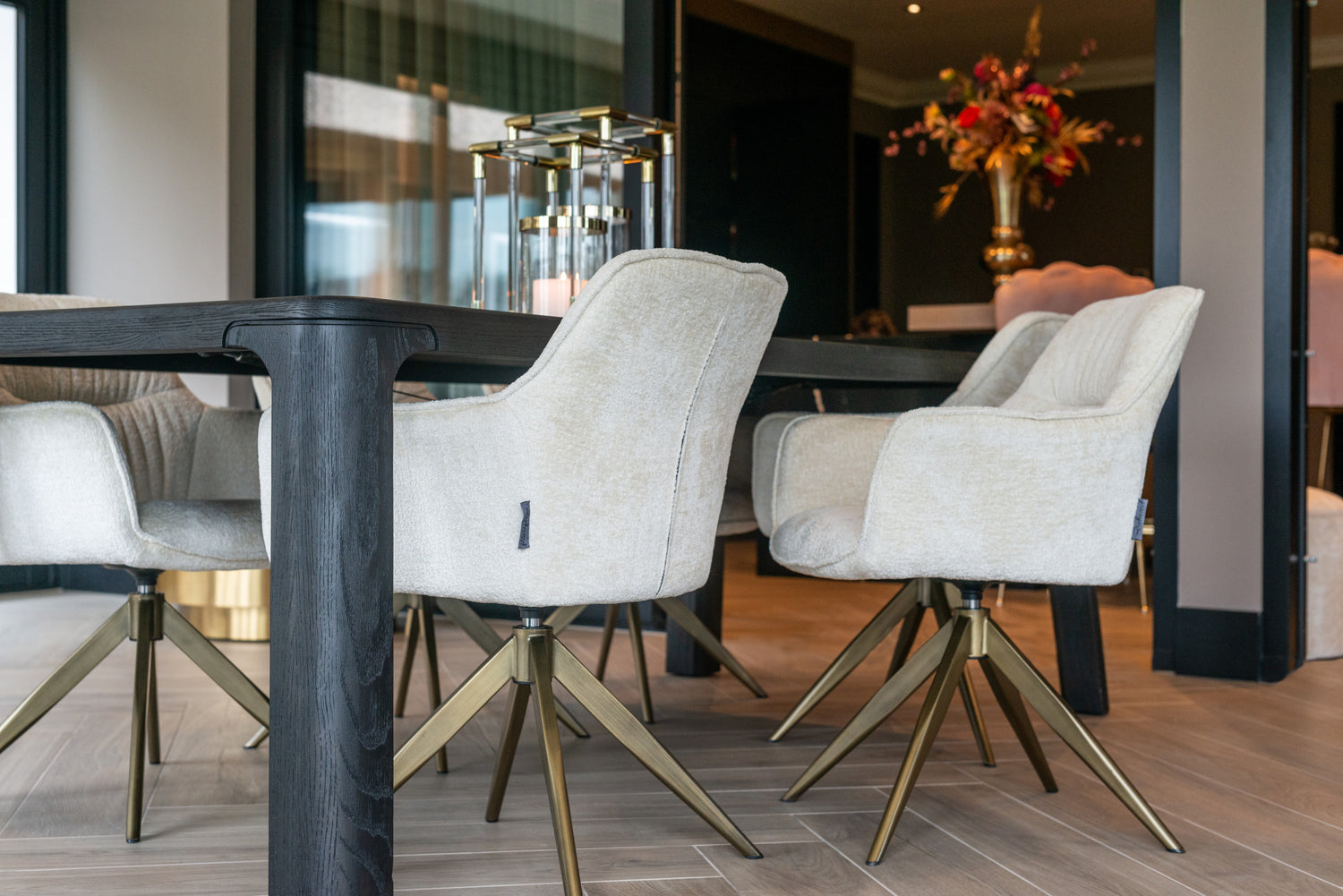 Richmond Interiors Esszimmerstuhl Aline white chenille swivel fire retardant Esszimmerstuhl Richmond Interiors