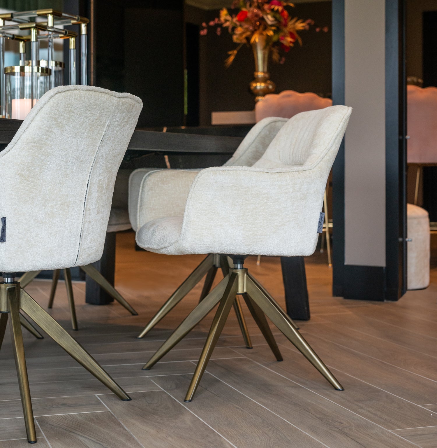 Richmond Interiors Esszimmerstuhl Aline white chenille swivel fire retardant Esszimmerstuhl Richmond Interiors