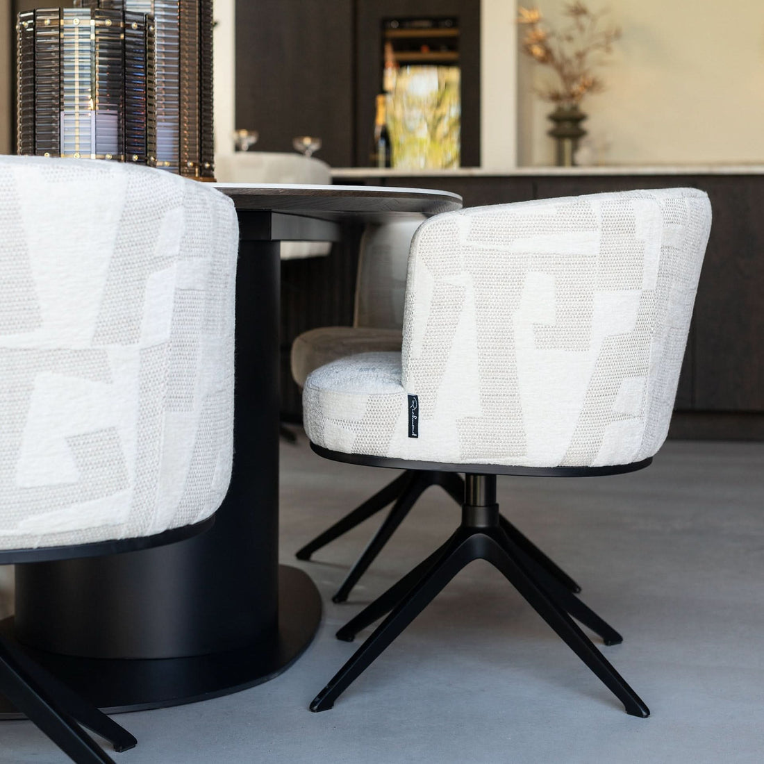 Richmond Interiors Drehsessel Cheyenne – Beige Graffic mit 360° Funktion Esszimmerstühle Richmond Interiors