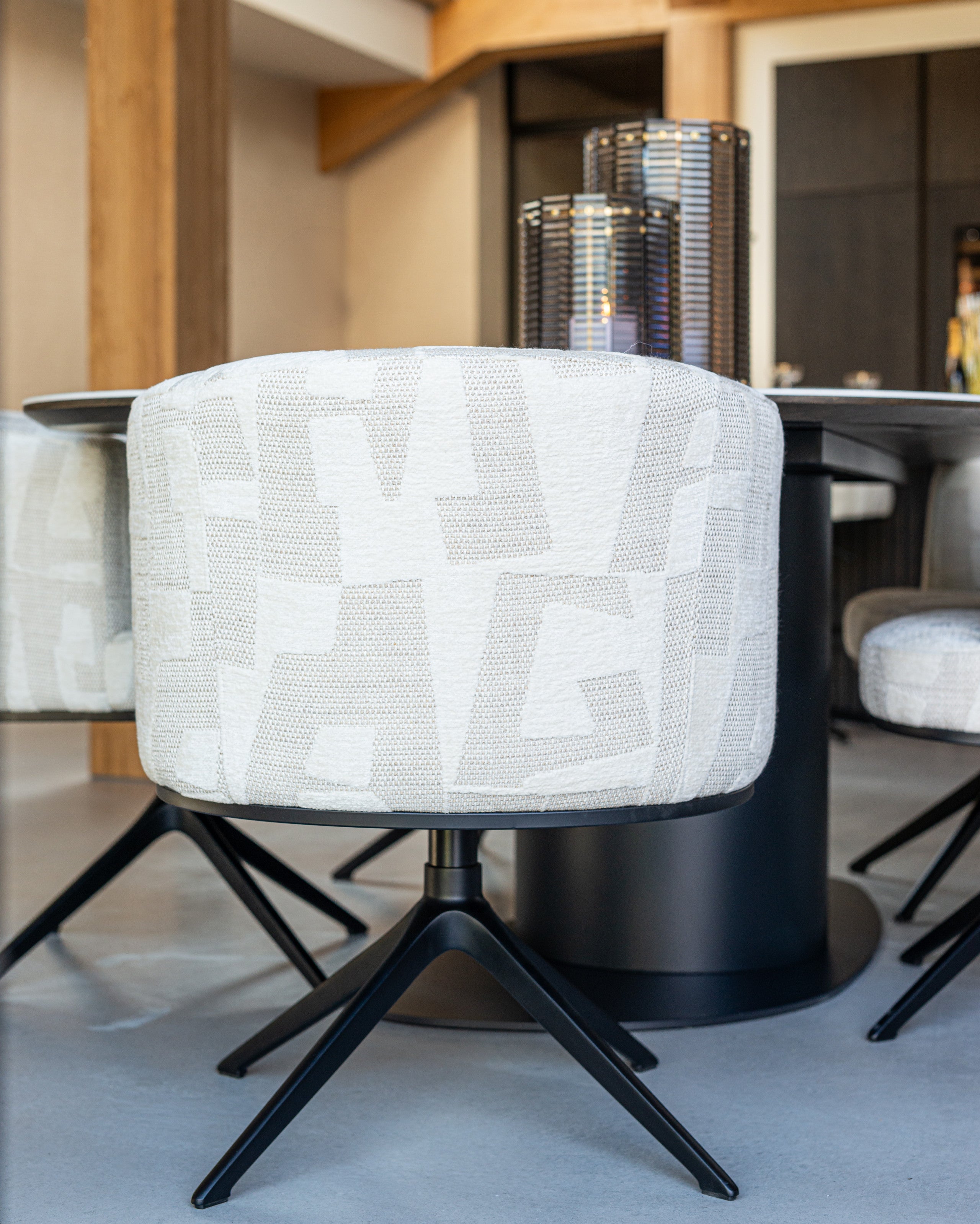 Richmond Interiors Esszimmerstuhl Cheyenne beige graffic swivel Esszimmerstuhl Richmond Interiors