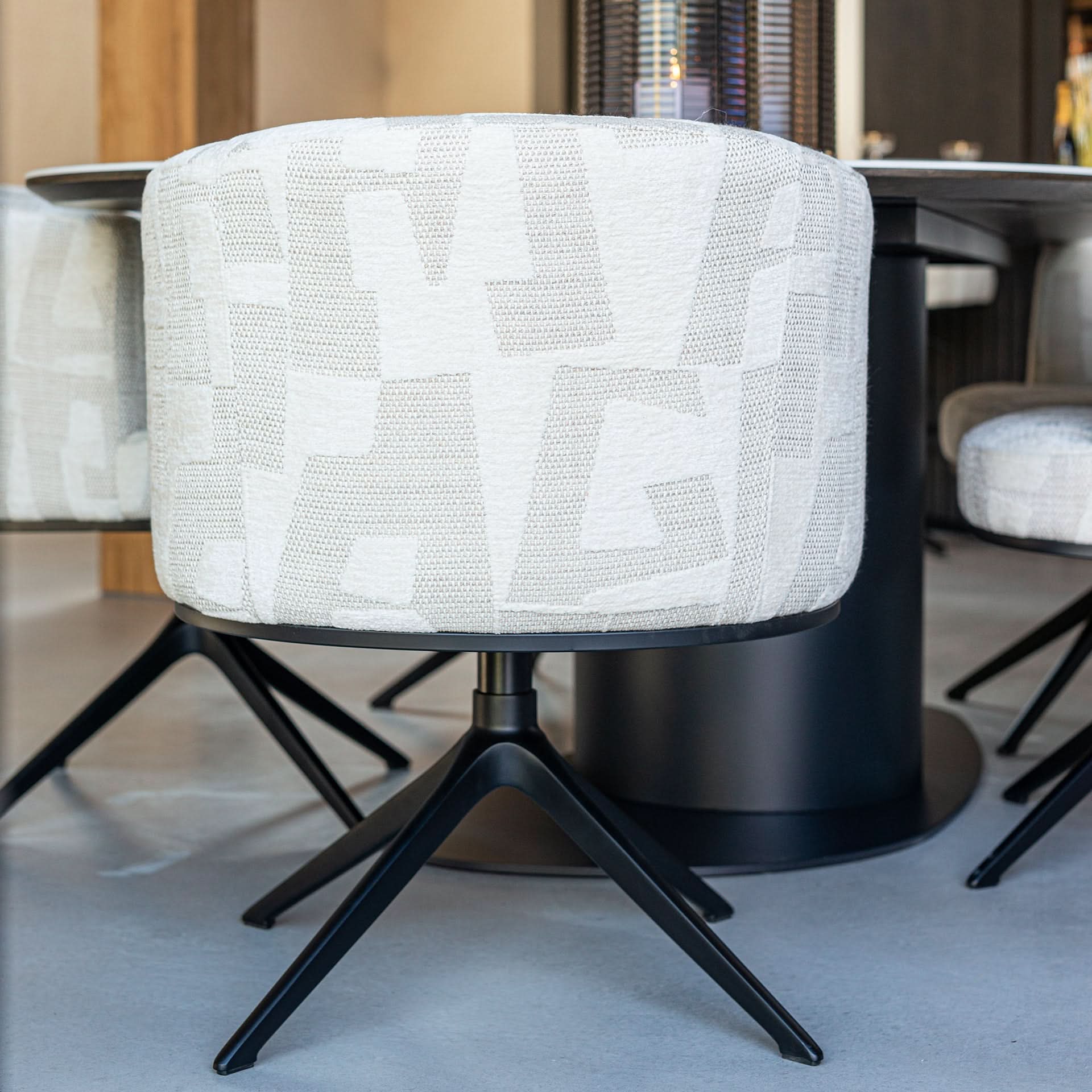 Richmond Interiors Drehsessel Cheyenne – Beige Graffic mit 360° Funktion Esszimmerstühle Richmond Interiors