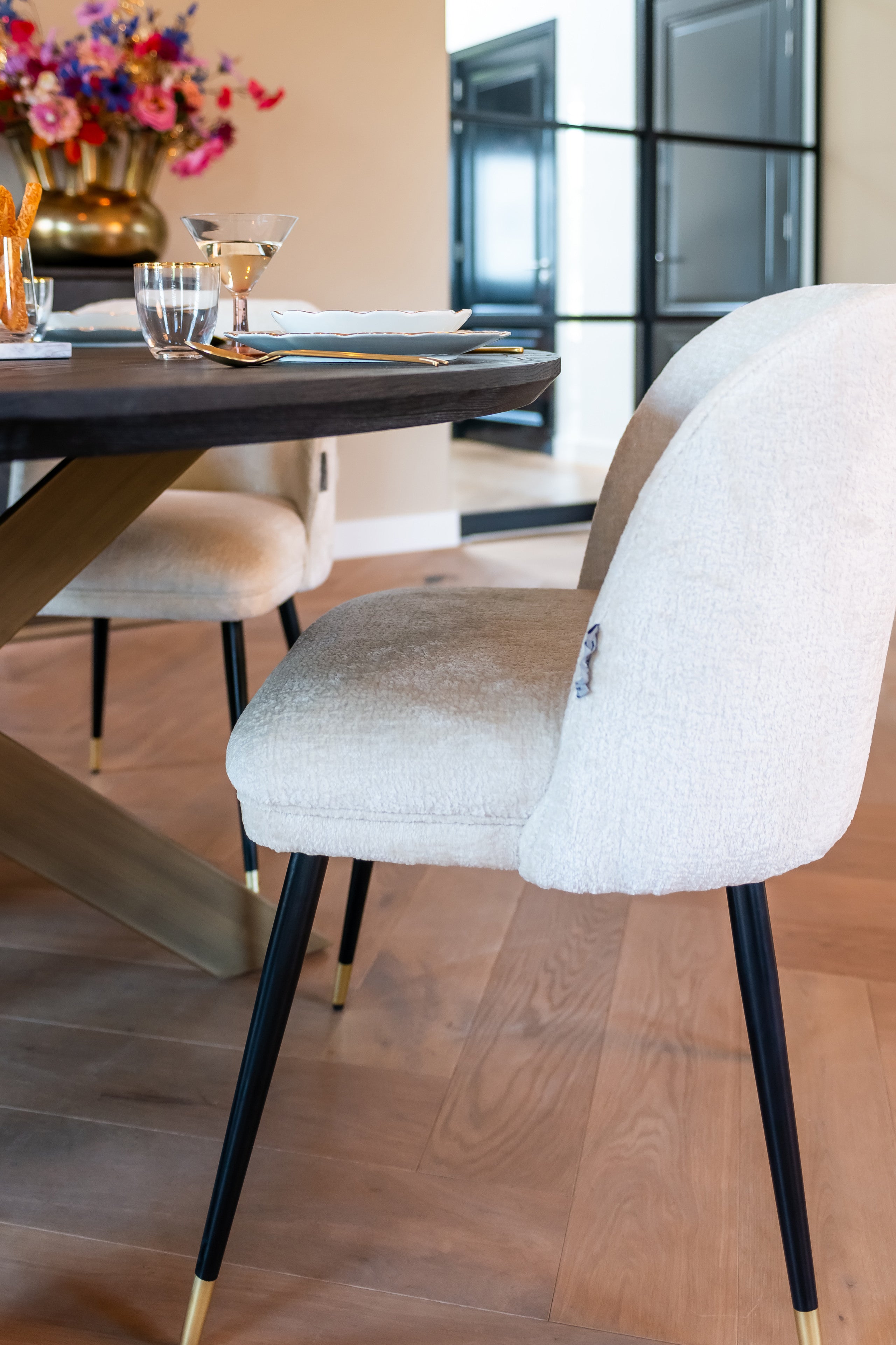 Richmond Interiors Esszimmerstuhl Alicia FR white chenille fire retardant Esszimmerstuhl Richmond Interiors