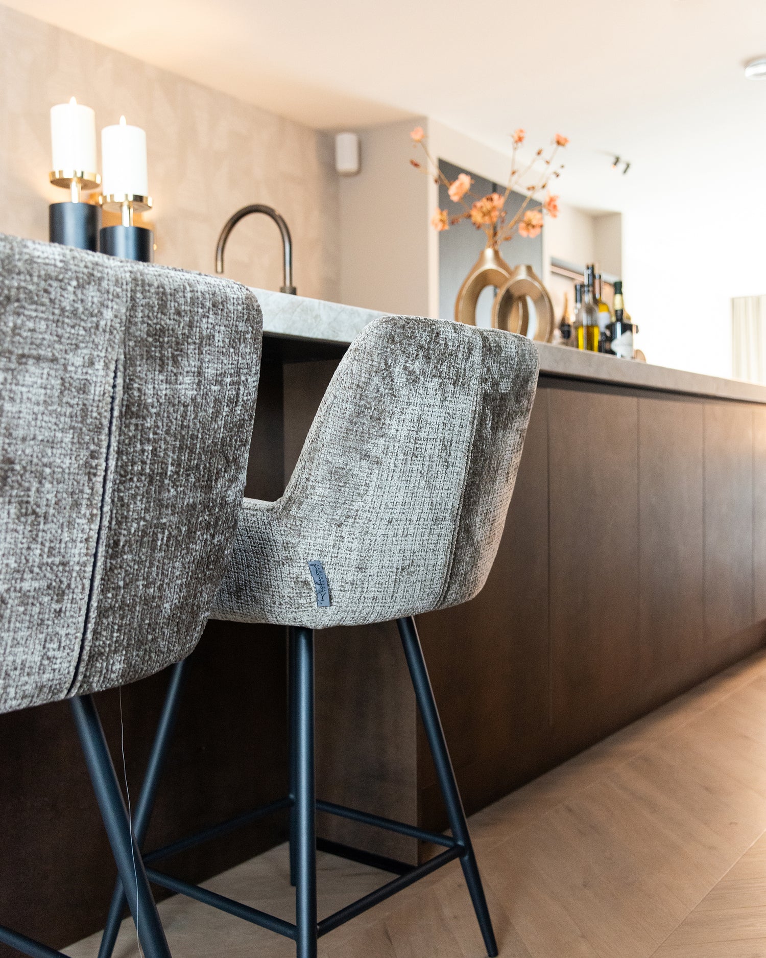 Richmond Interiors - 2er-Set Barhocker Linsey stone Chenille Barhocker Richmond Interiors