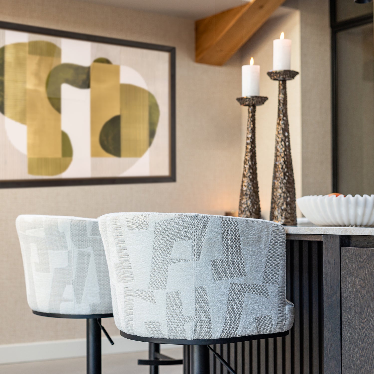 Richmond Interiors Bar-/Thekenstuhl Cheyenne beige graffic (Beige graffic) Barstuhl Richmond Interiors