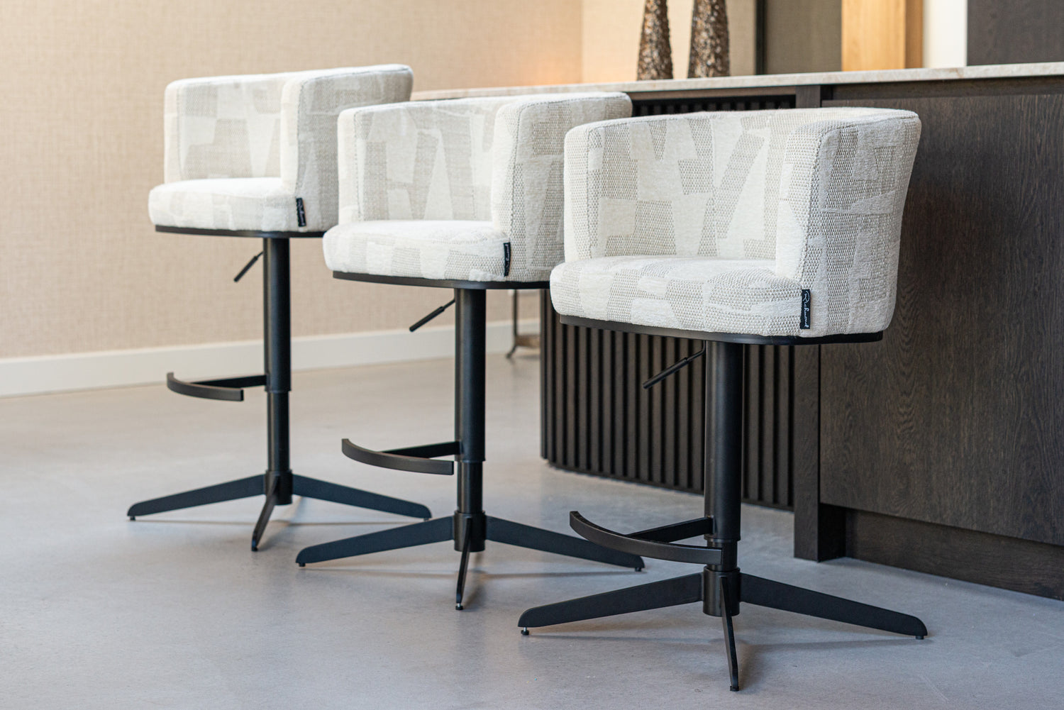 Richmond Interiors Barhocker Cheyenne beige graffic swivel Barhocker Richmond Interiors