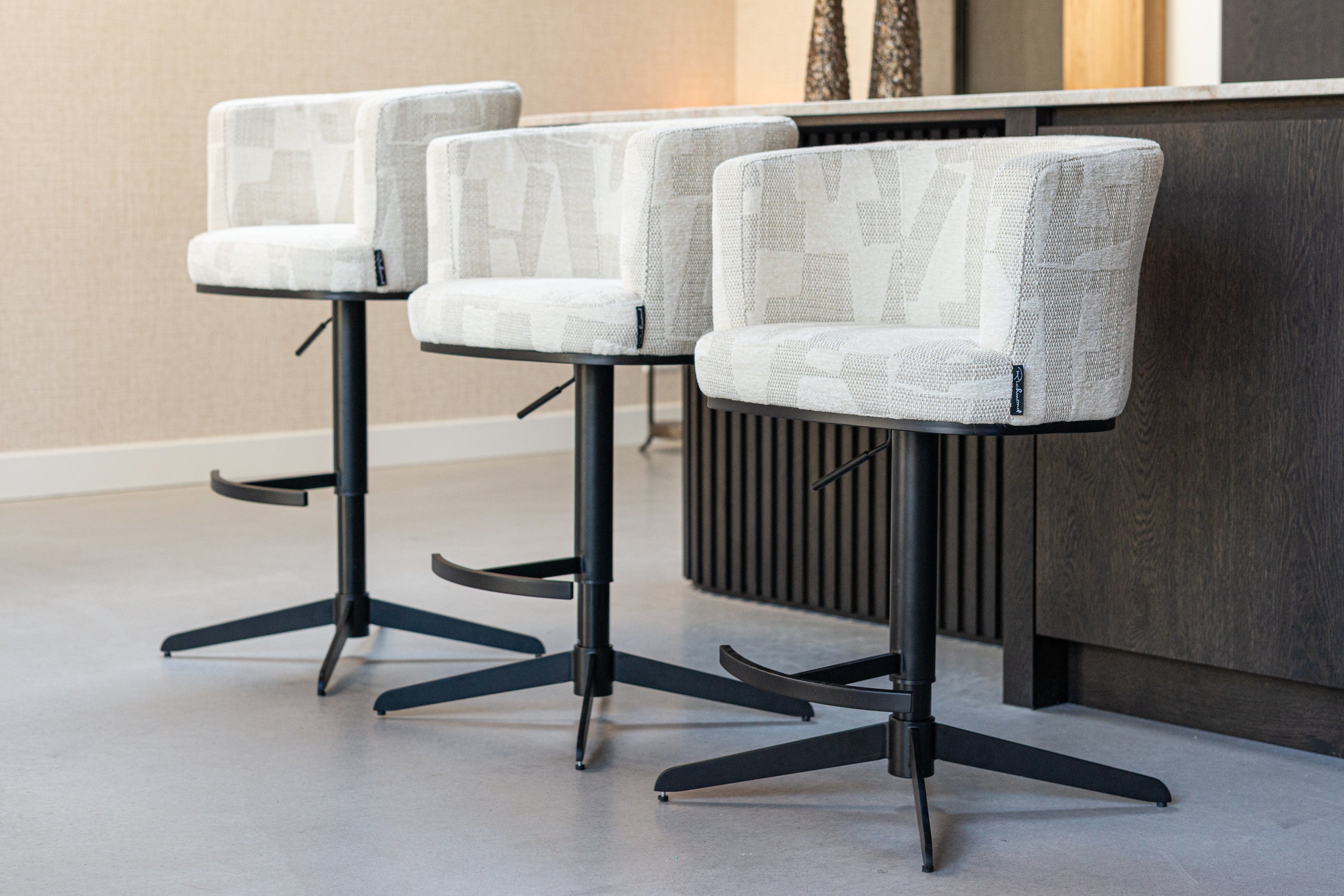 Richmond Interiors Barhocker Cheyenne beige graffic swivel Barhocker Richmond Interiors