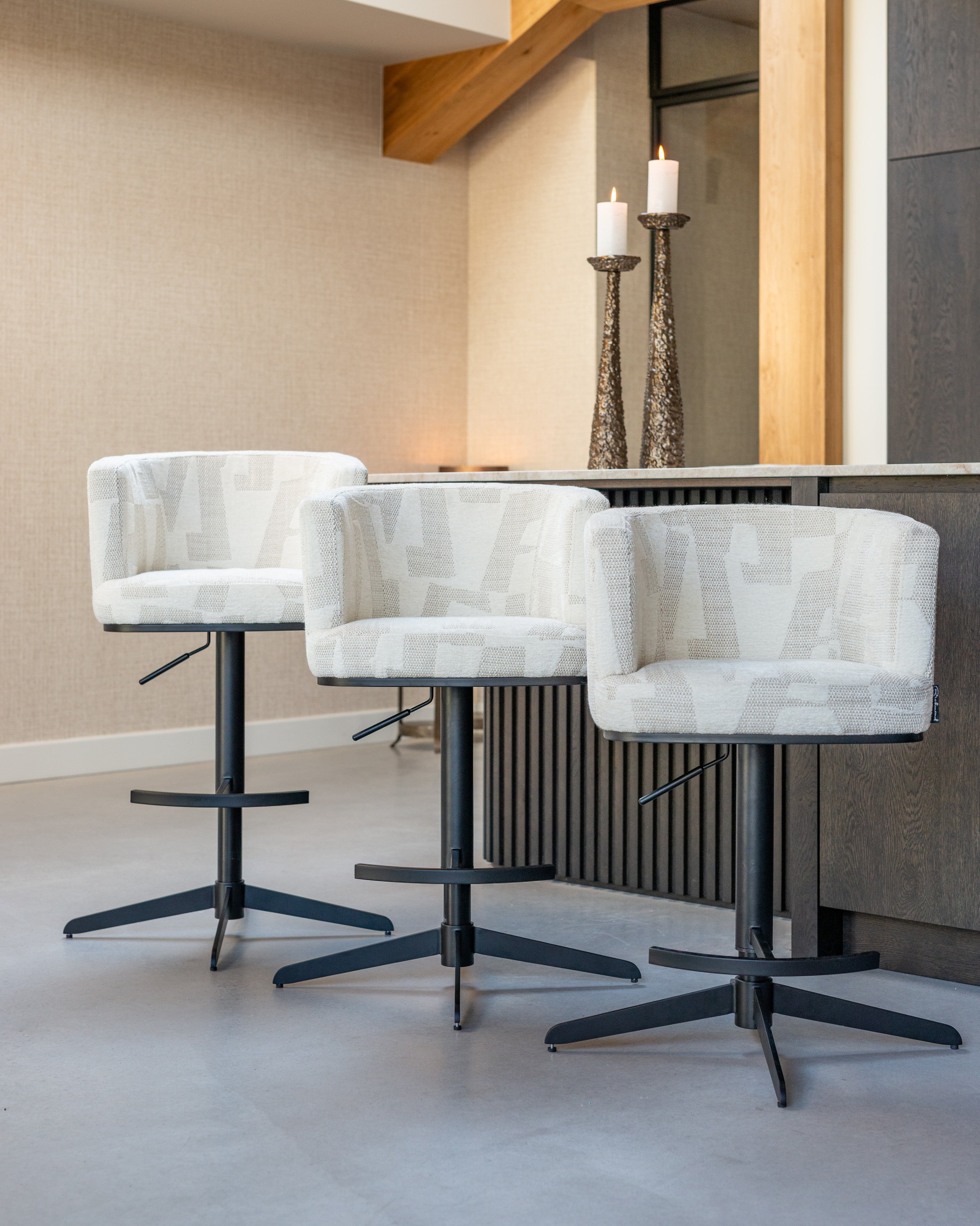 Richmond Interiors Barhocker Cheyenne beige graffic swivel Barhocker Richmond Interiors