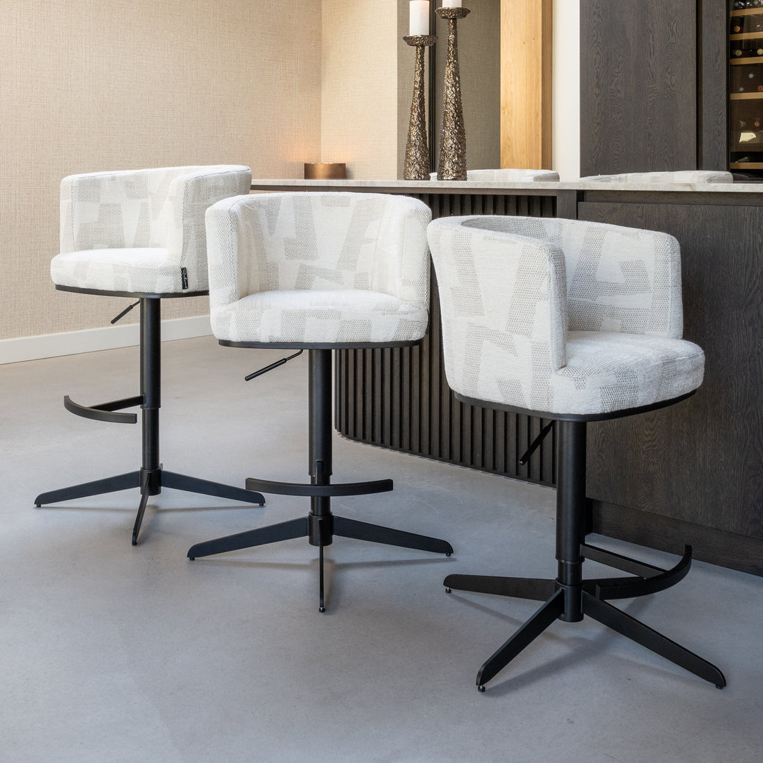 Richmond Interiors Bar-/Thekenstuhl Cheyenne beige graffic (Beige graffic) Barstuhl Richmond Interiors