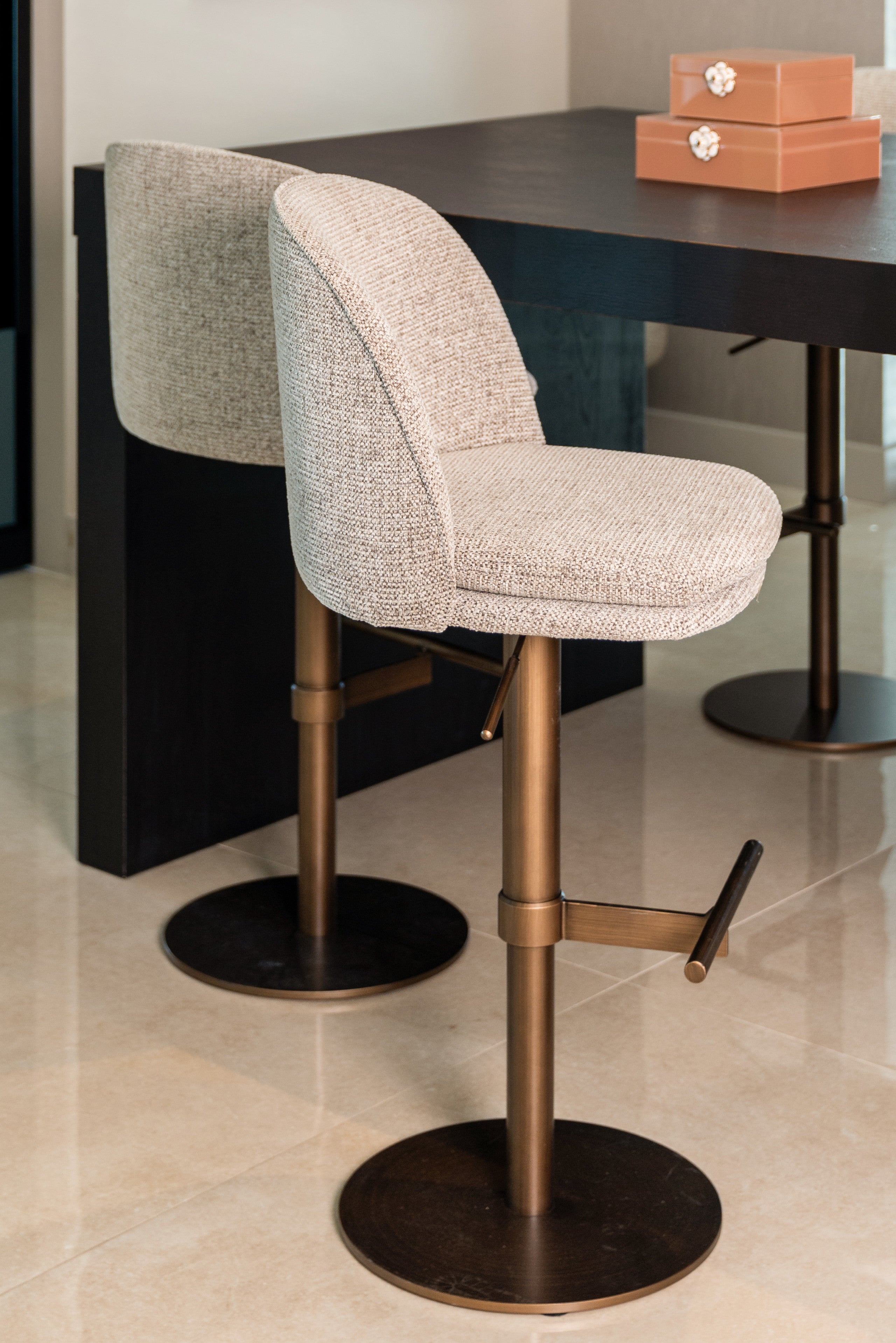 Richmond Interiors Barhocker Vesper mocca fancy swivel Barhocker Richmond Interiors