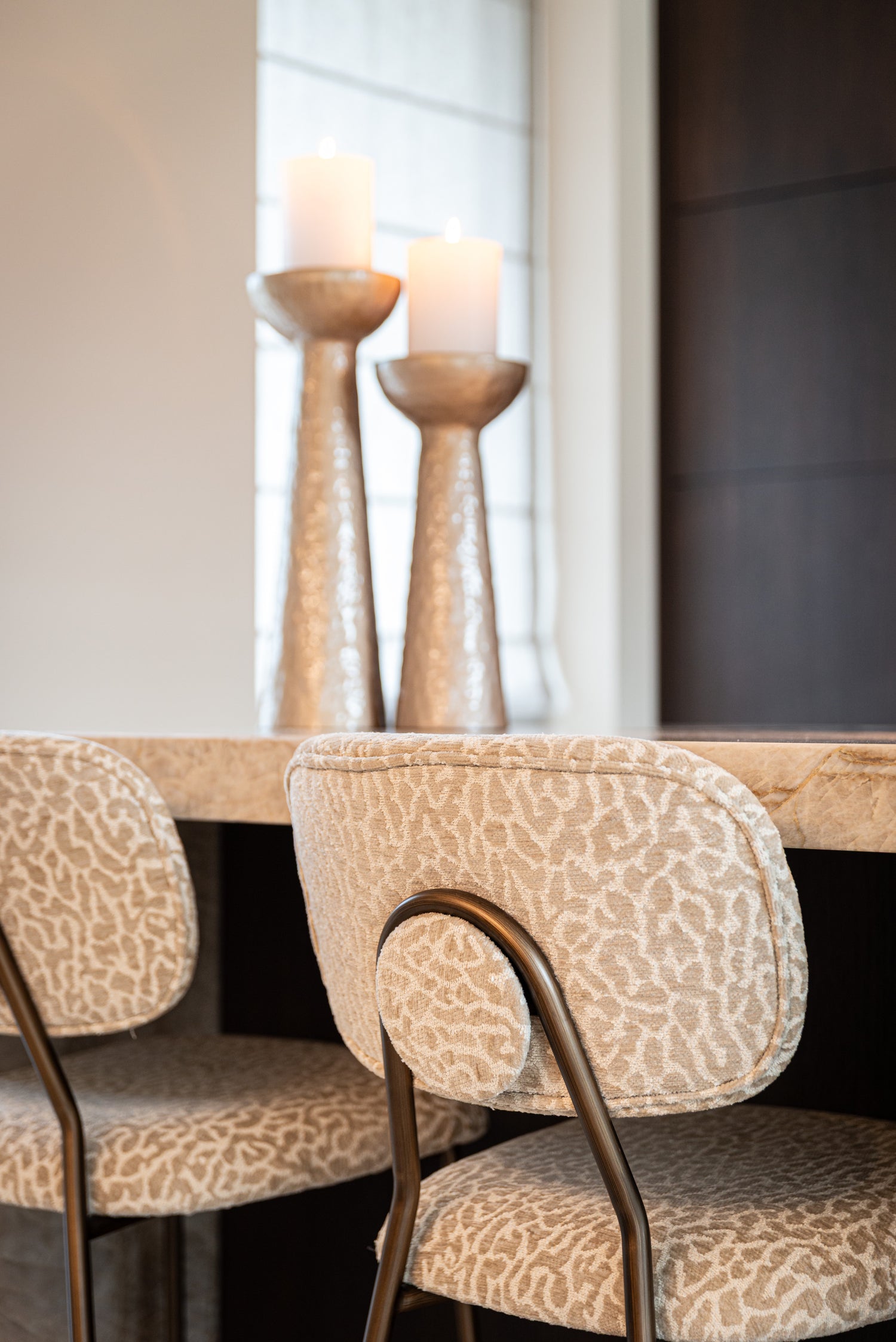 Richmond Interiors Thekenstuhl Xenia beige leopard fire retardant (Set of 2) Thekenstuhl Richmond Interiors