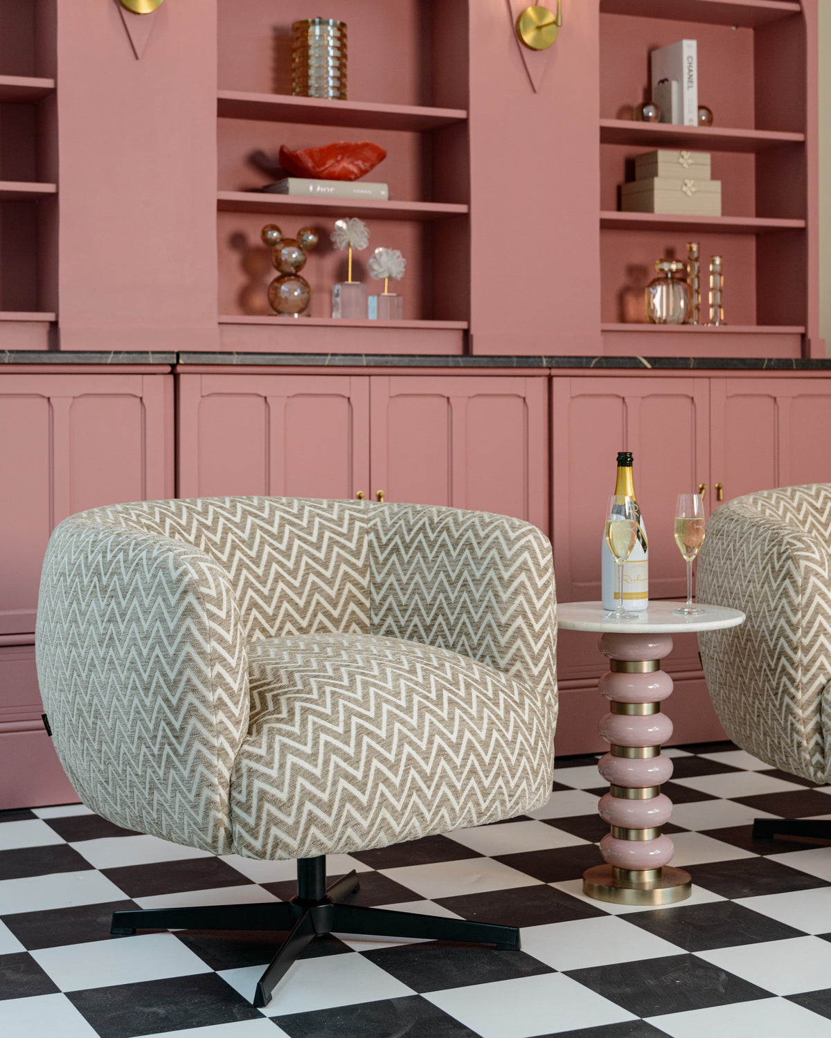 Richmond Interiors Lounge Stuhl Estelle sand chevron swivel Richmond Interiors